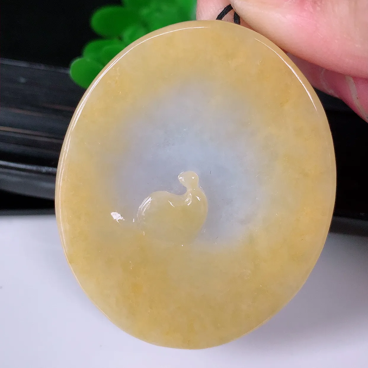 自然光实拍，特色水润黄翡翡翠随形悟道吊坠。悟道寓意“祥和，安宁，吉祥，幸福”，质地相当细腻，意境化设