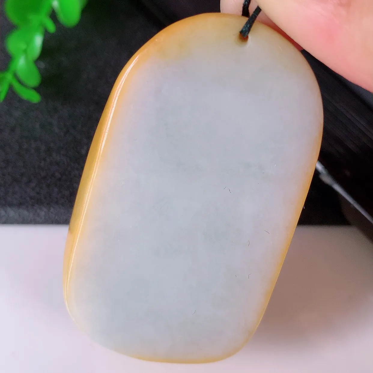 自然光实拍，冰润黄翡双彩翡翠悟道吊坠，悟道寓意“祥和，安宁，吉祥， 幸福”， 佩戴效果优雅迷人，性价比超高！#60.16