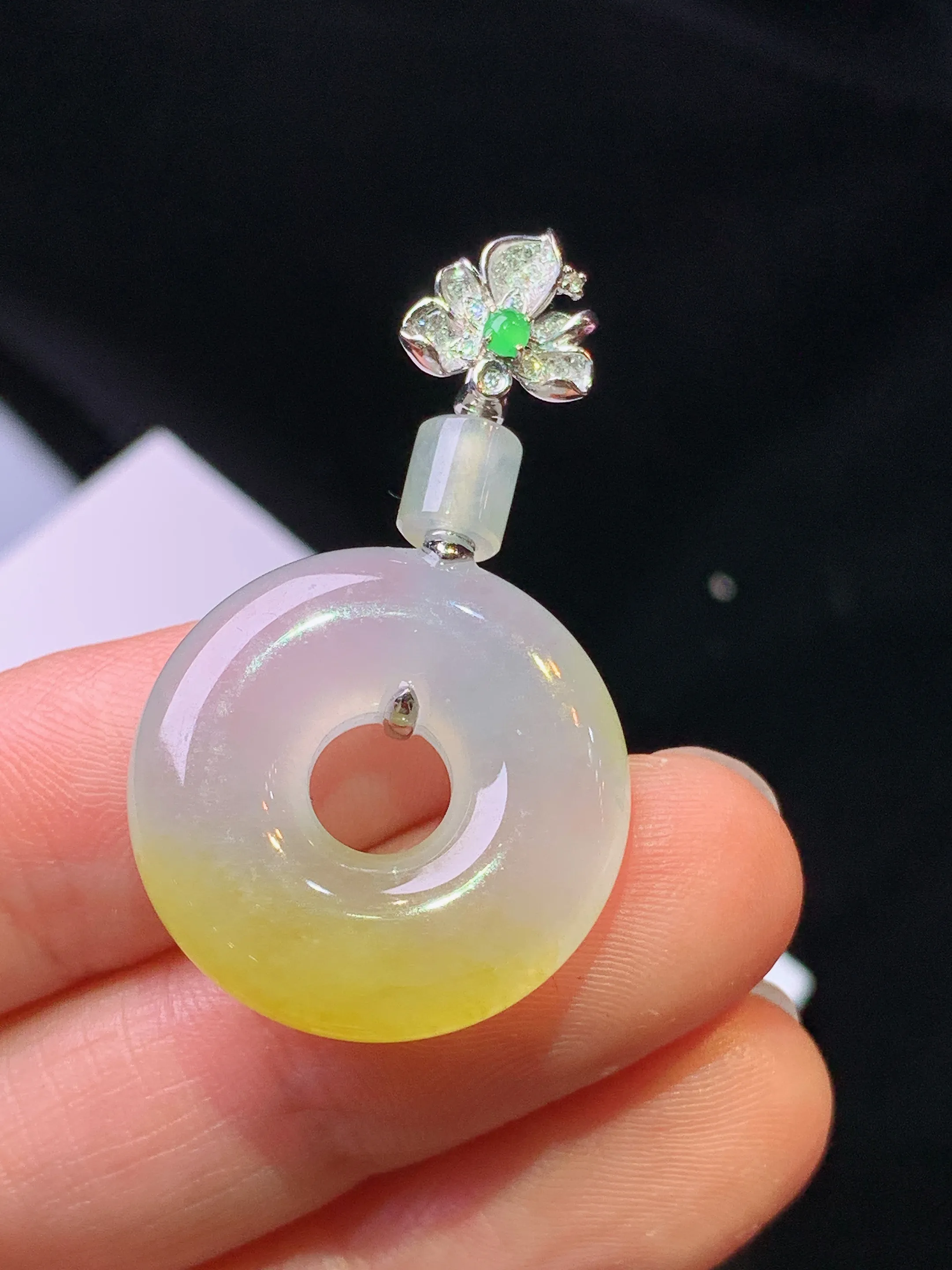 18k金钻镶嵌飘黄翡平安环吊坠 玉质细腻 色泽清新艳丽 整体尺寸37.2*21.5*5.8