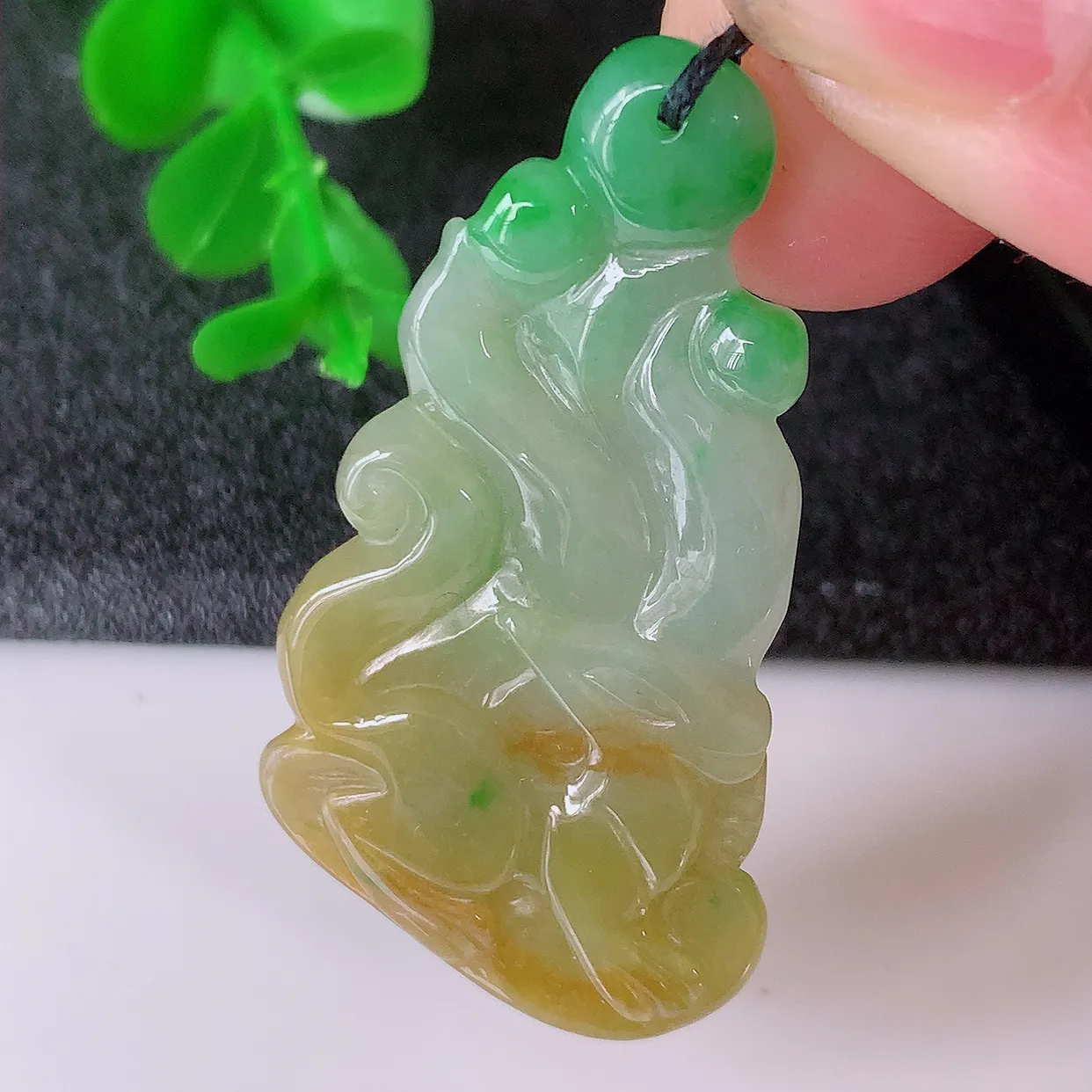 自然光实拍，水润黄加绿翡翠狐狸吊坠，翠色灵动，玉质细腻，颜色漂亮， 品相佳， 佩戴佳品！#87.16