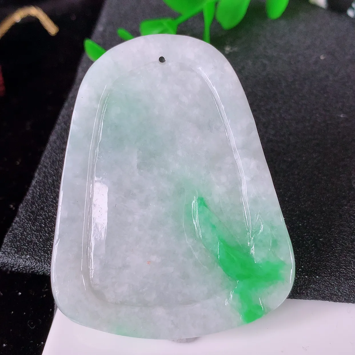 自然光实拍，冰润飘绿翡翠生肖虎牌吊坠，翠色灵动，佩戴效果时尚出众，尽显气质， 玉质细腻， 美感十足。#05.13