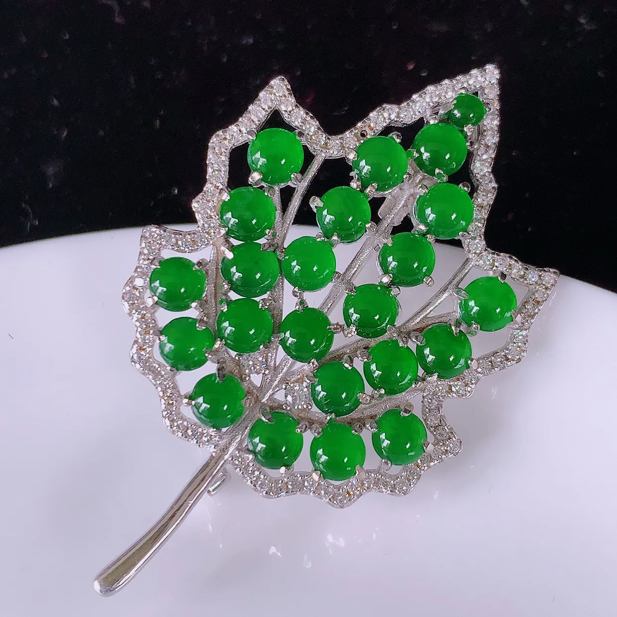 冰透满绿翡翠925银镶嵌胸针，自然光实拍，翠色灵动，颜色漂亮，种老水足，品相佳，佩戴佳品！#97.1