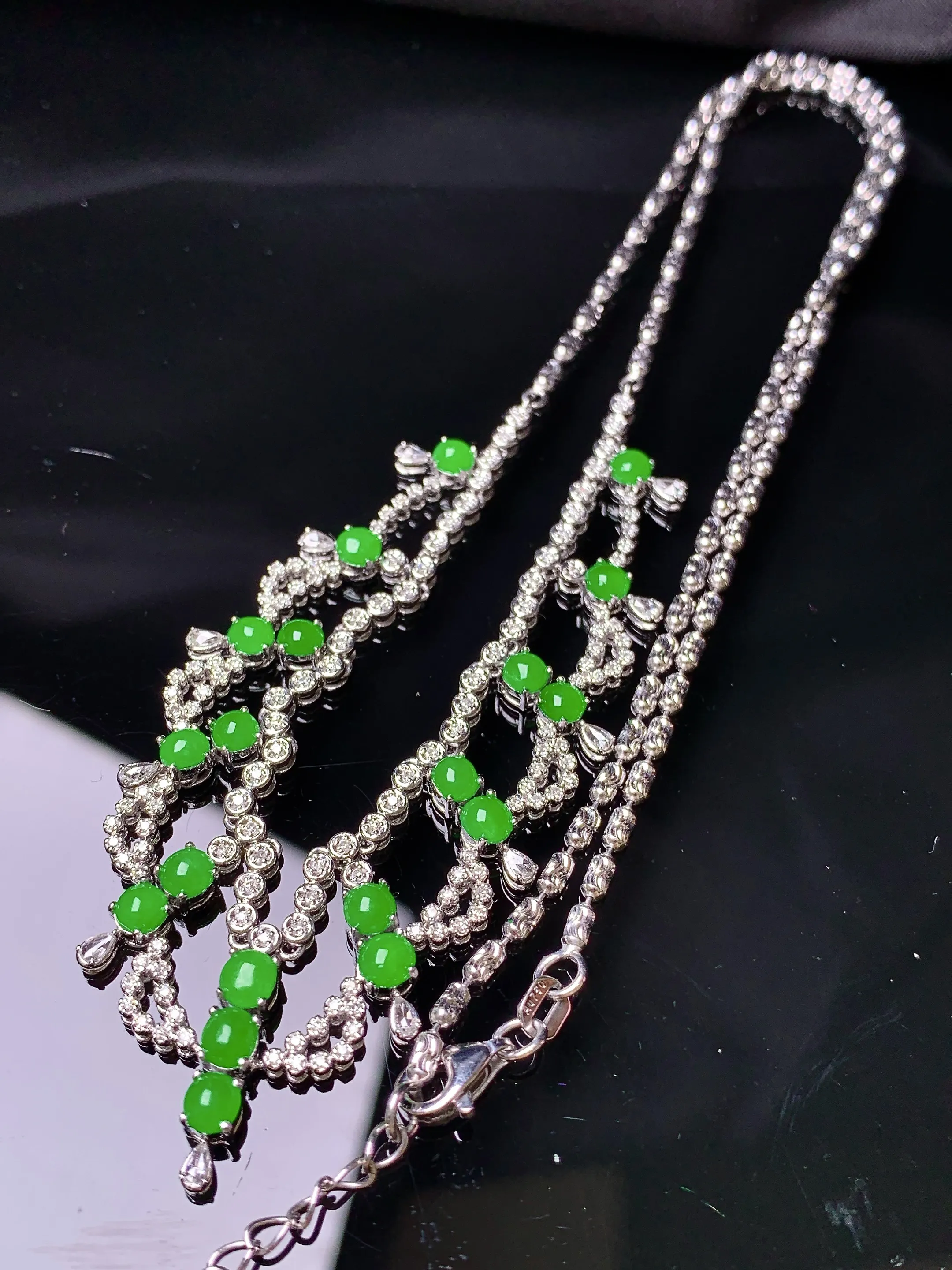 18k金钻镶嵌满绿蛋面锁骨项链  玉质细腻 色泽清新艳丽 整体尺寸3.5*2.3