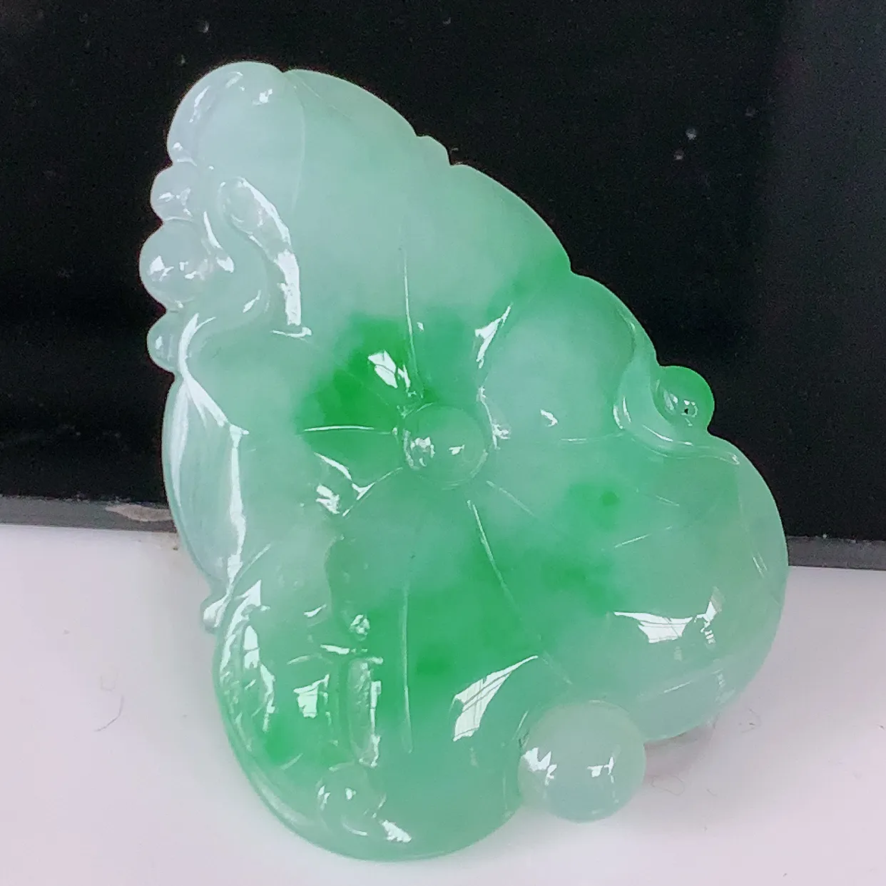 自然光实拍，冰润飘绿翡翠荷叶鱼、和和美美玉坠，财源广进，自然隐逸、荷本是素不着尘之物， 有和美之寓意。#05.22