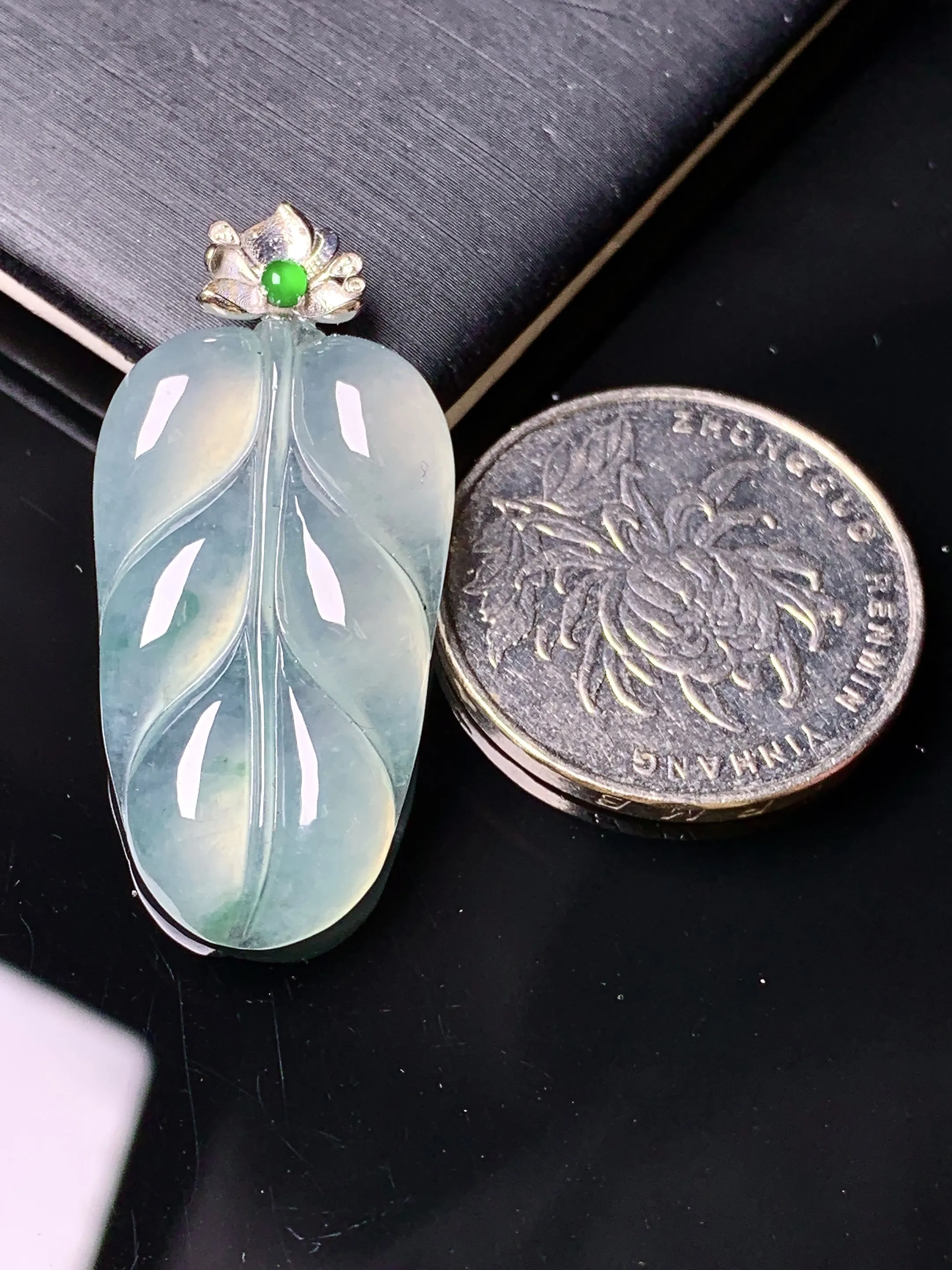 18k金镶嵌冰种树叶吊坠 玉质细腻 色泽清新艳丽 整体尺寸36.6*17.3*4.8