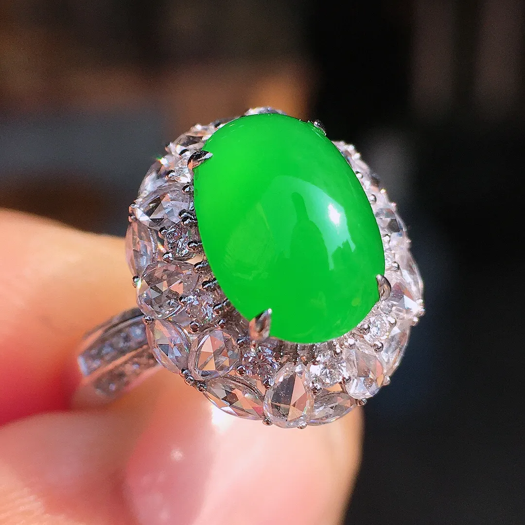 正阳绿蛋面戒指，色泽均匀艳丽，玉质细腻，荧光感超
强，饱满圆润，尽显优雅气质，18k
金豪华镶嵌