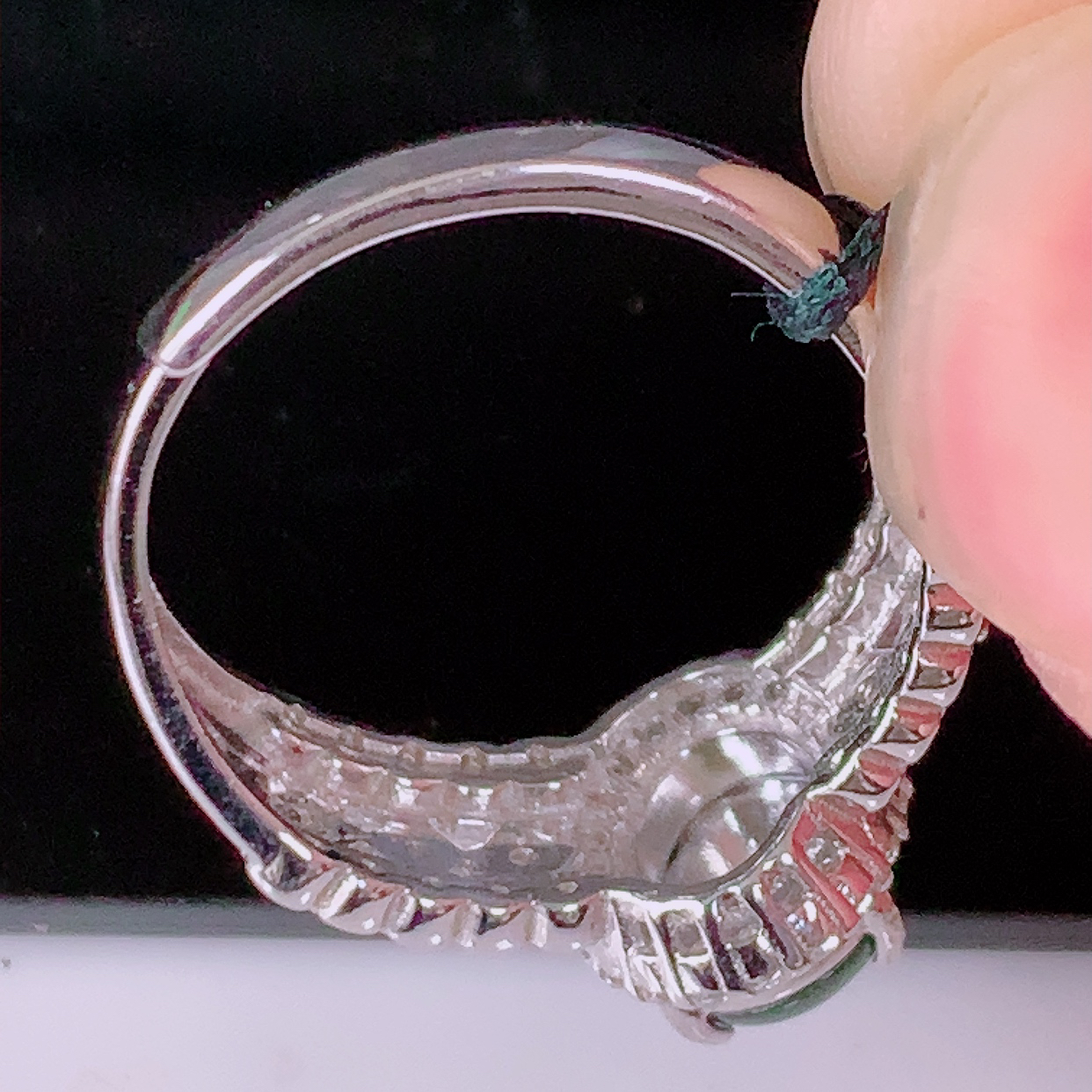 冰透满绿翡翠925银镶嵌戒指，自然光实拍，翠色灵动，颜色漂亮，种老水足，品相 佳，佩戴佳品！#97.22（圈口可调大小）整体25*17.8*6.6裸石8*6.6