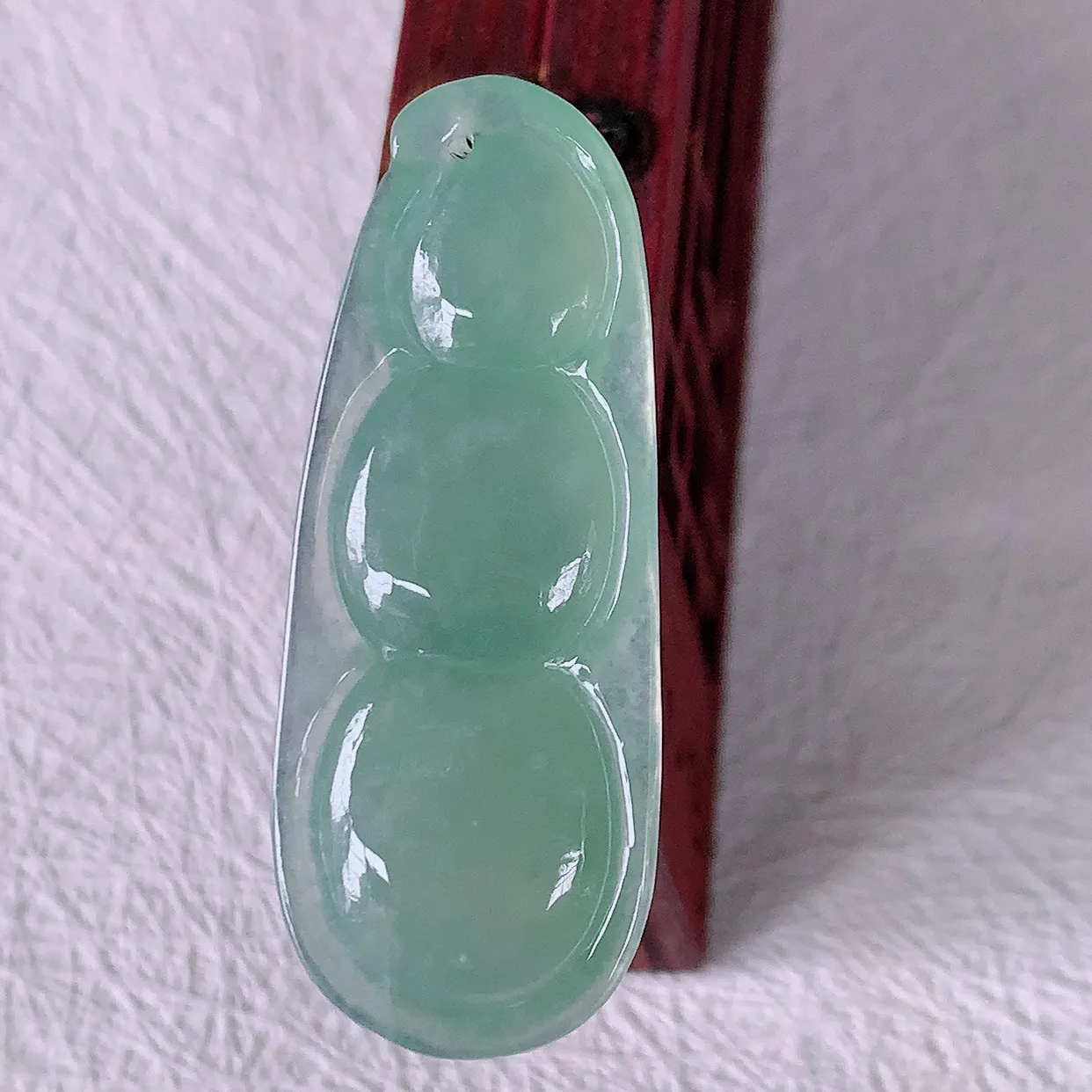 自然光实拍，冰种淡绿翡翠四季豆吊坠，平安豆福豆玉坠，冰润通透， 豆粒饱满，寓意：豆蔻年华！#01.22