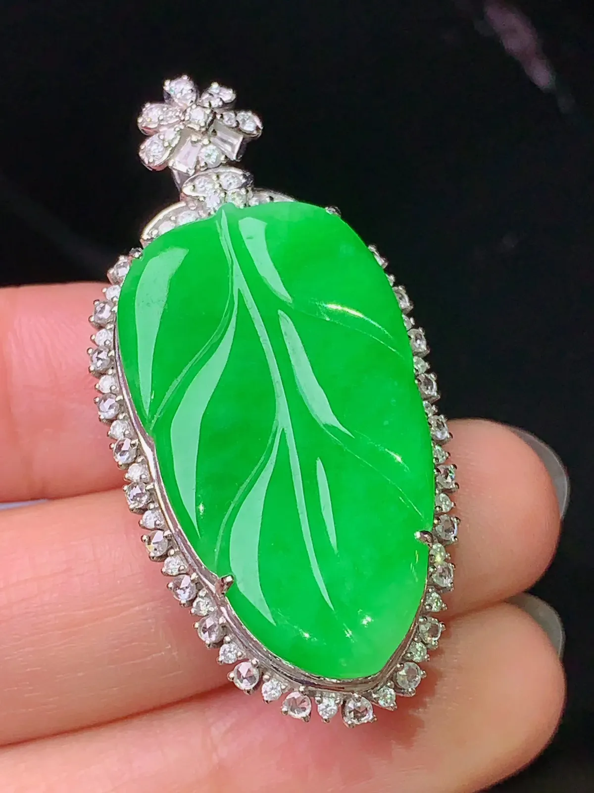 18k金钻镶嵌满绿树叶吊坠 玉质细腻 色泽清新艳丽 整体尺寸44.2*21.5*9.3