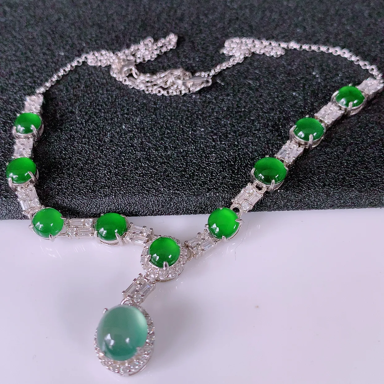 冰透满绿翡翠925银镶嵌项链，自然光实拍，翠色灵动，颜色漂亮，种老水足，品相佳，佩戴佳品！#97.16取一整体11.5-10-8.8 裸石8.8*8mm
