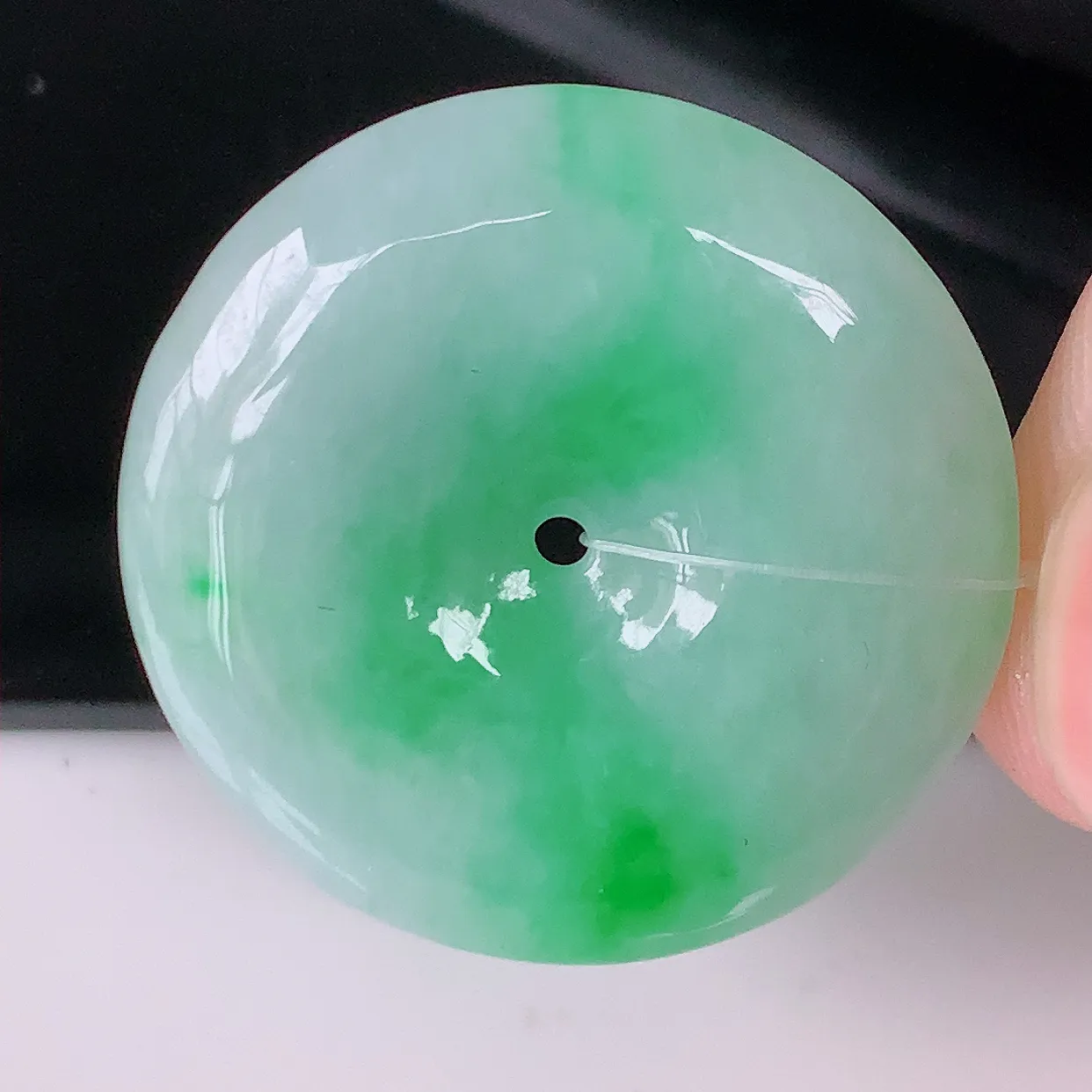 自然光实拍，水润飘阳绿翡翠平安扣吊坠，品相佳，美感十足，寓意平平安安，佩戴精美时尚！#49.22