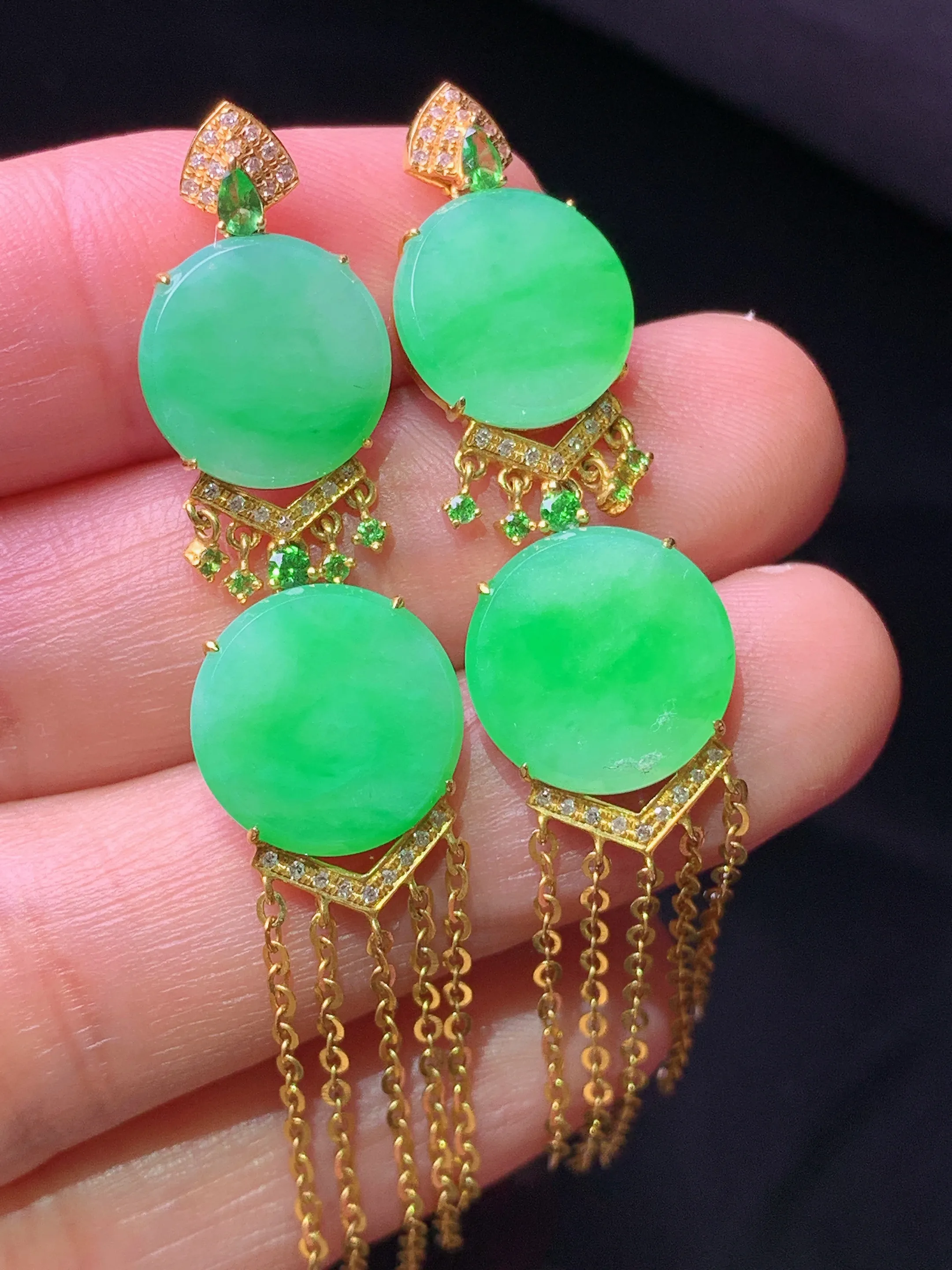 18k金钻镶嵌翠绿圆牌组合耳坠 玉质细腻 色泽清新艳丽 整体尺寸62.5*12*3.7