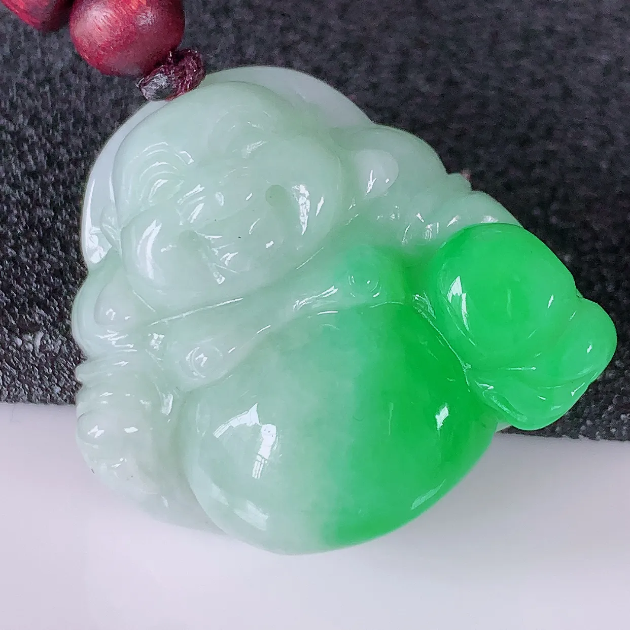 自然光实拍，冰润飘阳绿翡翠佛公吊坠，开心笑佛，种老水足，颜色漂亮， 立体饱满圆润， 佩戴效果赞#46.16