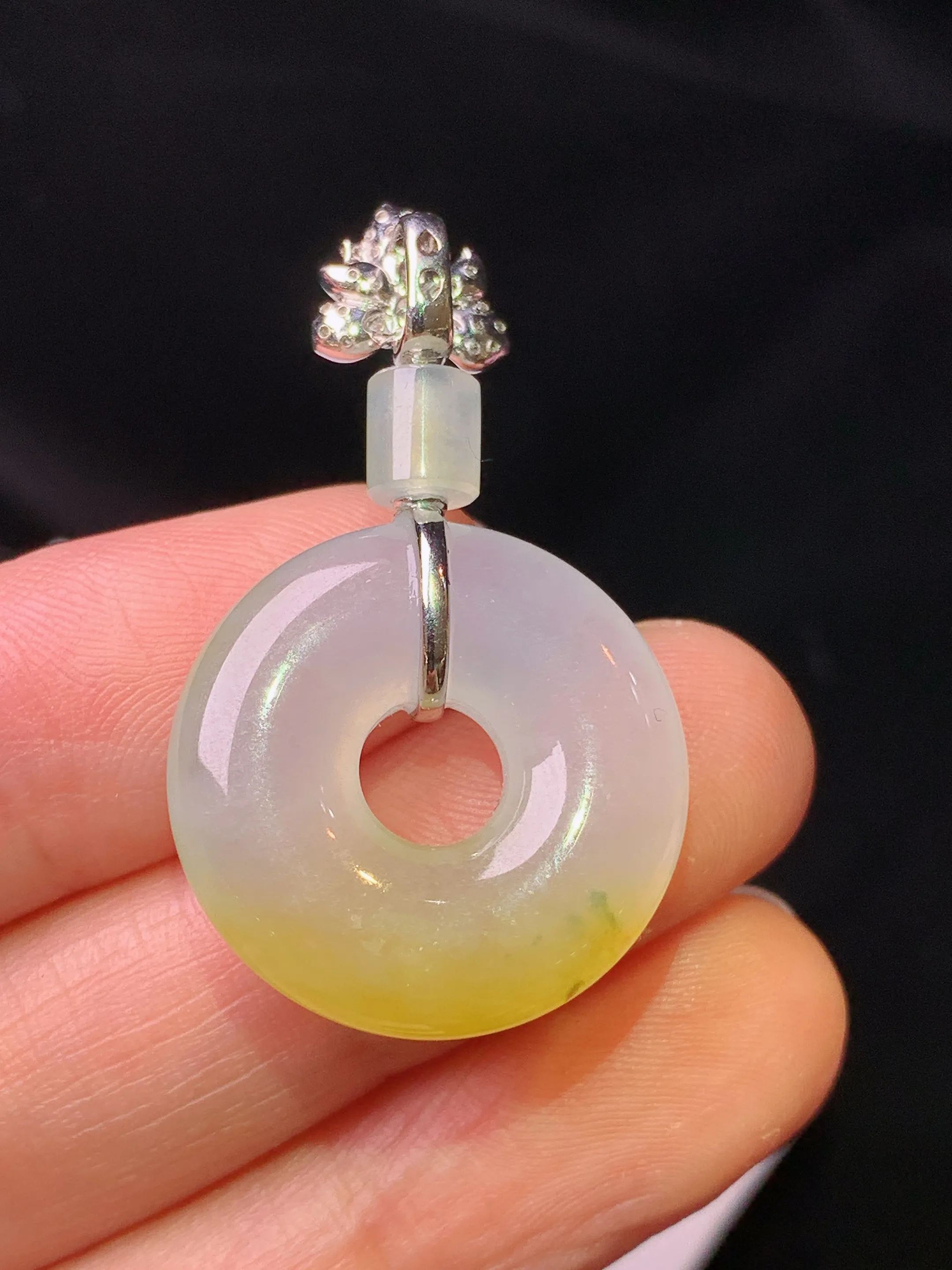 18k金钻镶嵌飘黄翡平安环吊坠 玉质细腻 色泽清新艳丽 整体尺寸37.2*21.5*5.8