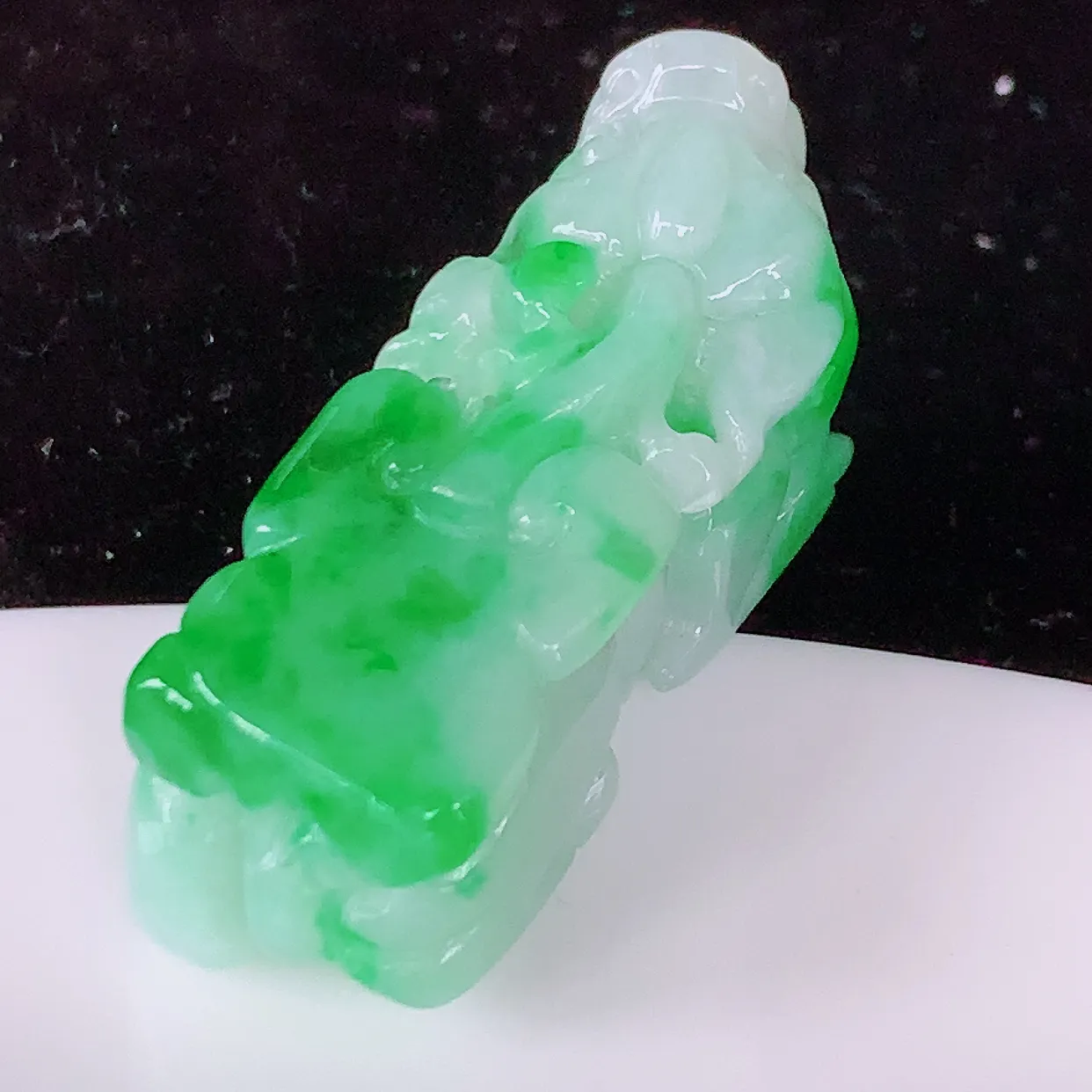 自然光实拍，冰飘绿翡翠招财貔貅吊坠，民间有“一摸貔貅运程旺盛，再摸貔貅财运滚滚三摸貔貅平步青云 ”的美好祝愿。#81.22