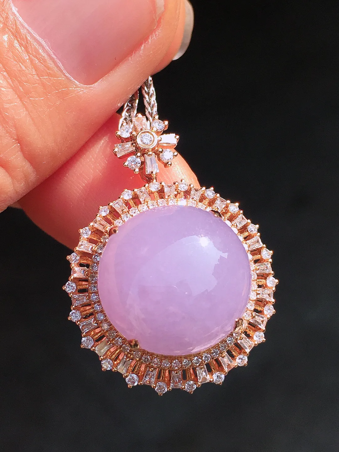 紫罗兰蛋面吊坠，色泽均匀艳丽，玉质细腻，荧光感超
强，饱满圆润，尽显优雅气质，18k
金豪华镶嵌