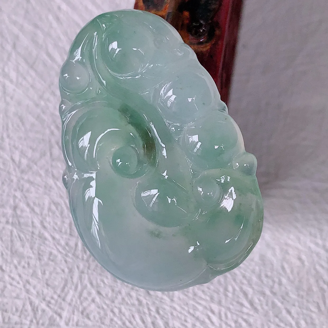 自然光实拍，冰飘花翡翠如意吊坠，冰透，翠色灵动，饱满，万事如意如意一生，配戴精美！#01.22