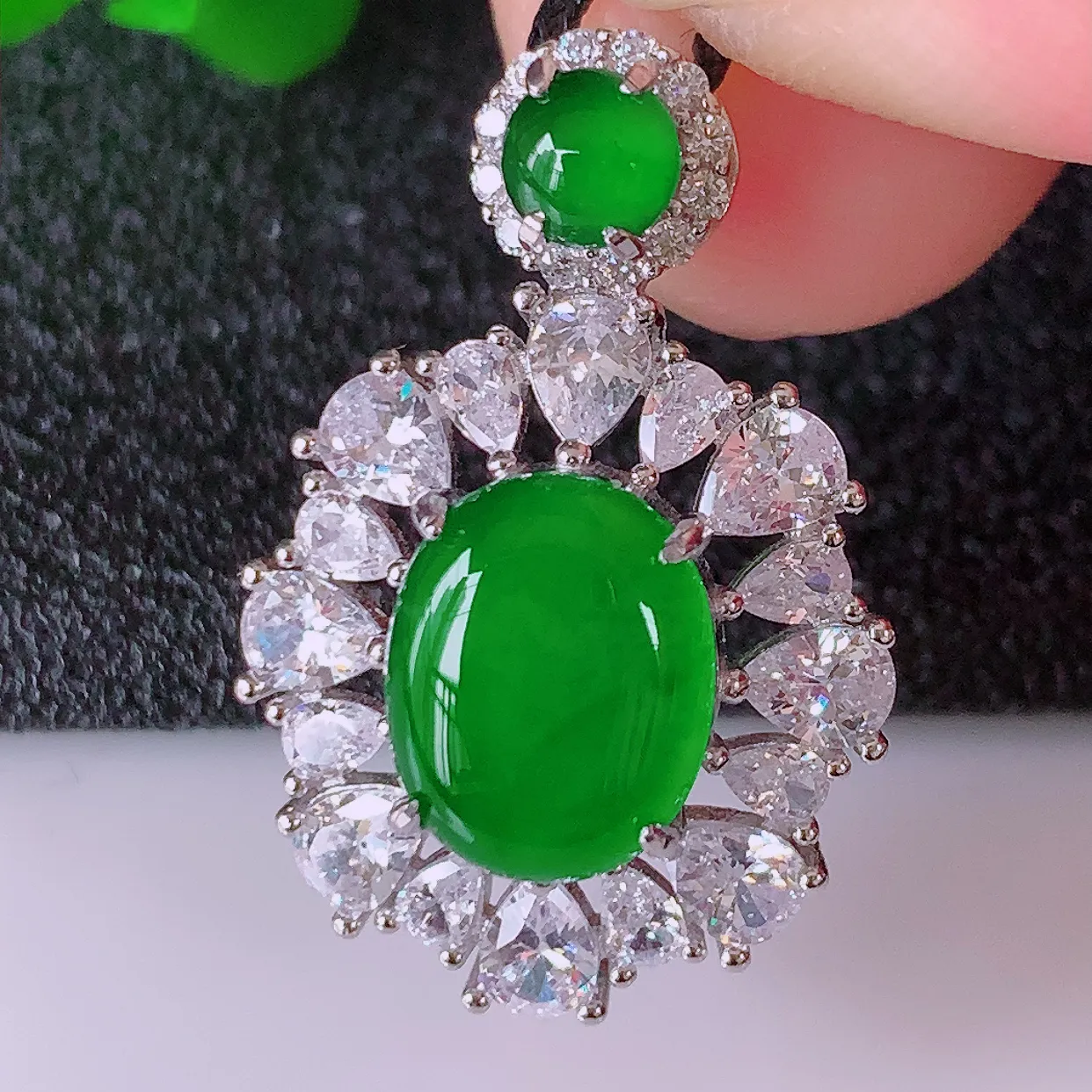 冰透满绿翡翠蛋面925银镶嵌吊坠，自然光实拍，翠色灵动，颜色漂亮，种老水足，品相佳，佩戴佳品！#97.16整体25*16.5*7.5裸石 10*7.8mm