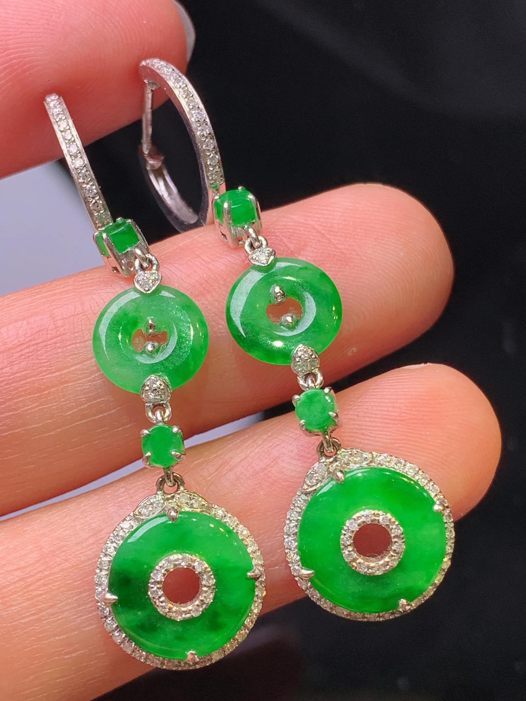 18k金钻镶嵌翠绿平安扣耳坠 玉质细腻 色泽清新艳丽 整体尺寸47.8*11.6*4