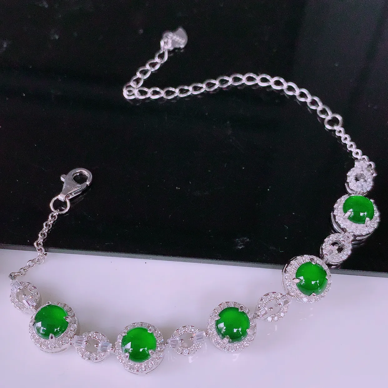 冰透满绿翡翠925银镶嵌手链，自然光实拍，翠色灵动，颜色漂亮，种老水足，品相 佳，佩戴佳品！#97.22取一整体8-8-6裸石5.5*5.5