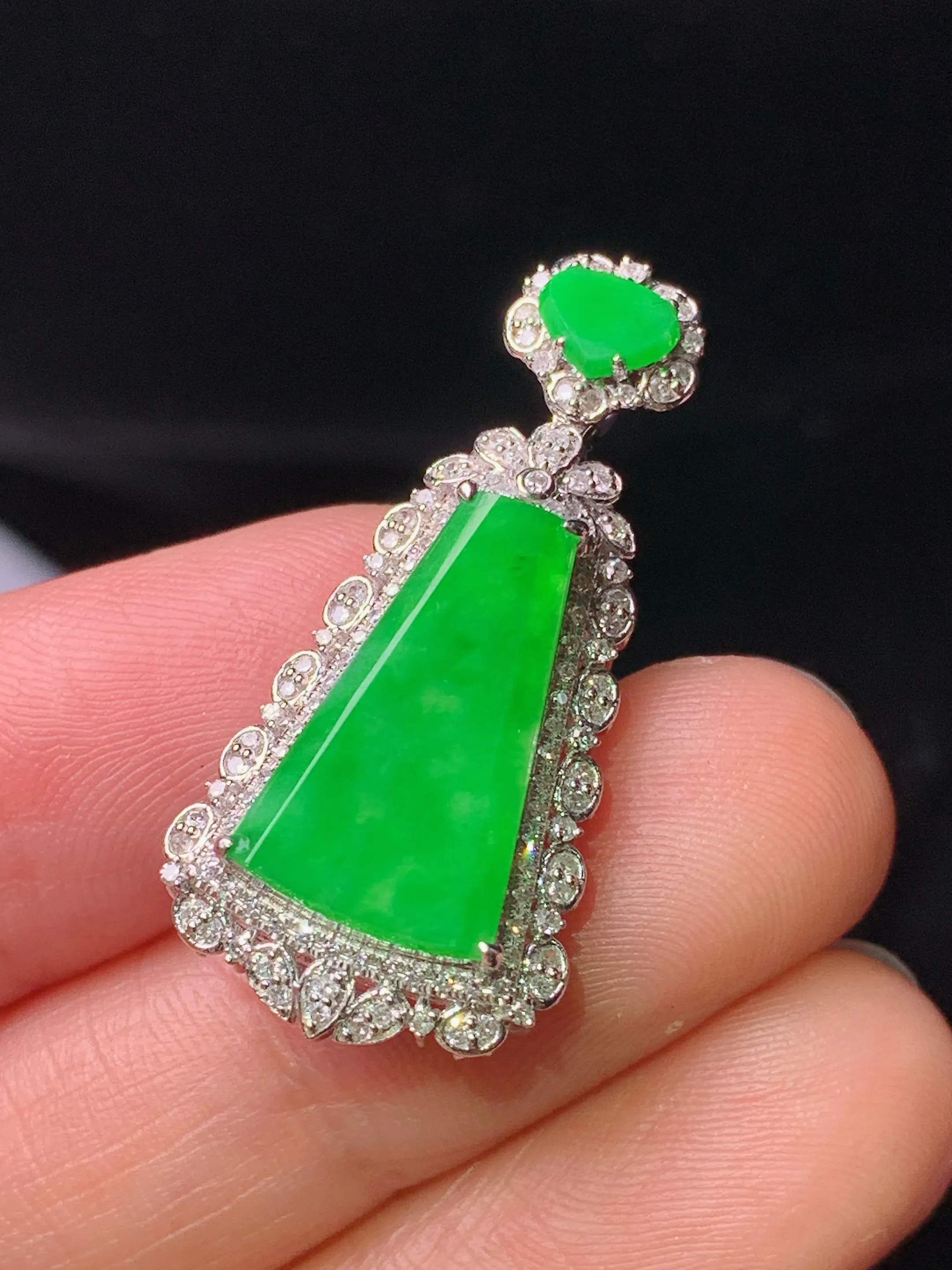 18k金钻镶嵌翠绿无事牌吊坠 玉质细腻 色泽清新艳丽 整体尺寸31.2*15*7.7