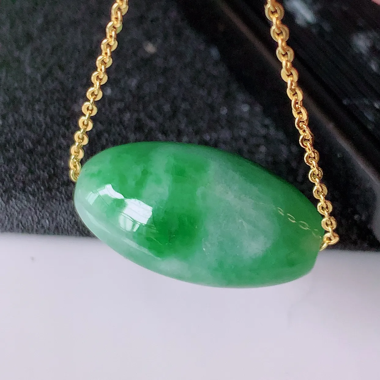 自然光实拍，冰润飘绿翡翠路路通吊坠，寓意时来运转、财源滚滚，款式新颖时尚， 日常百搭的款！ 配图银链#94.16