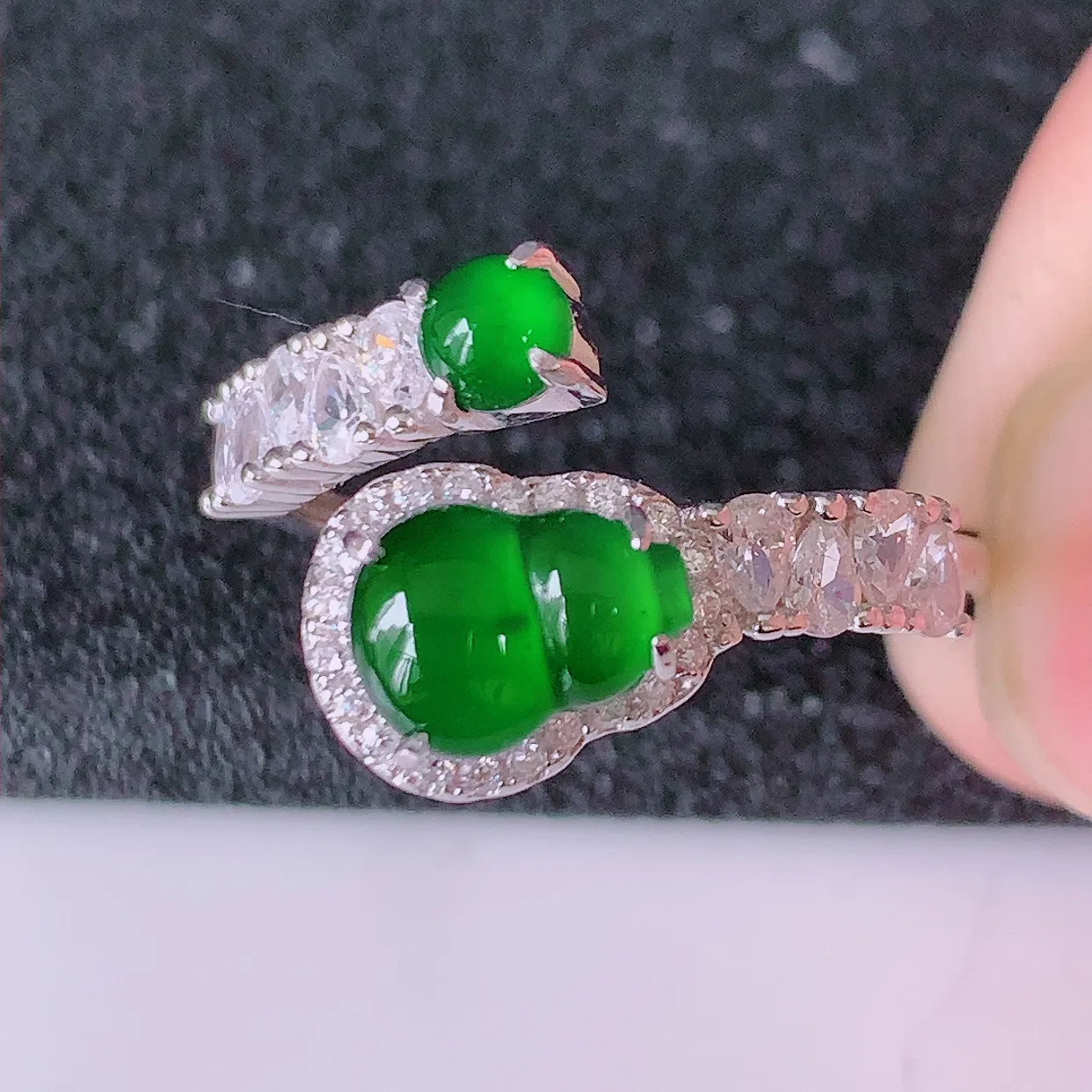 冰透满绿翡翠925银镶嵌葫芦戒指，自然光实拍，翠色灵动，颜色漂亮，种老水足，品相佳，佩戴佳品！#97.16（圈口可调大小）整体 22.5*18.3*5裸石7.8*5.5mm