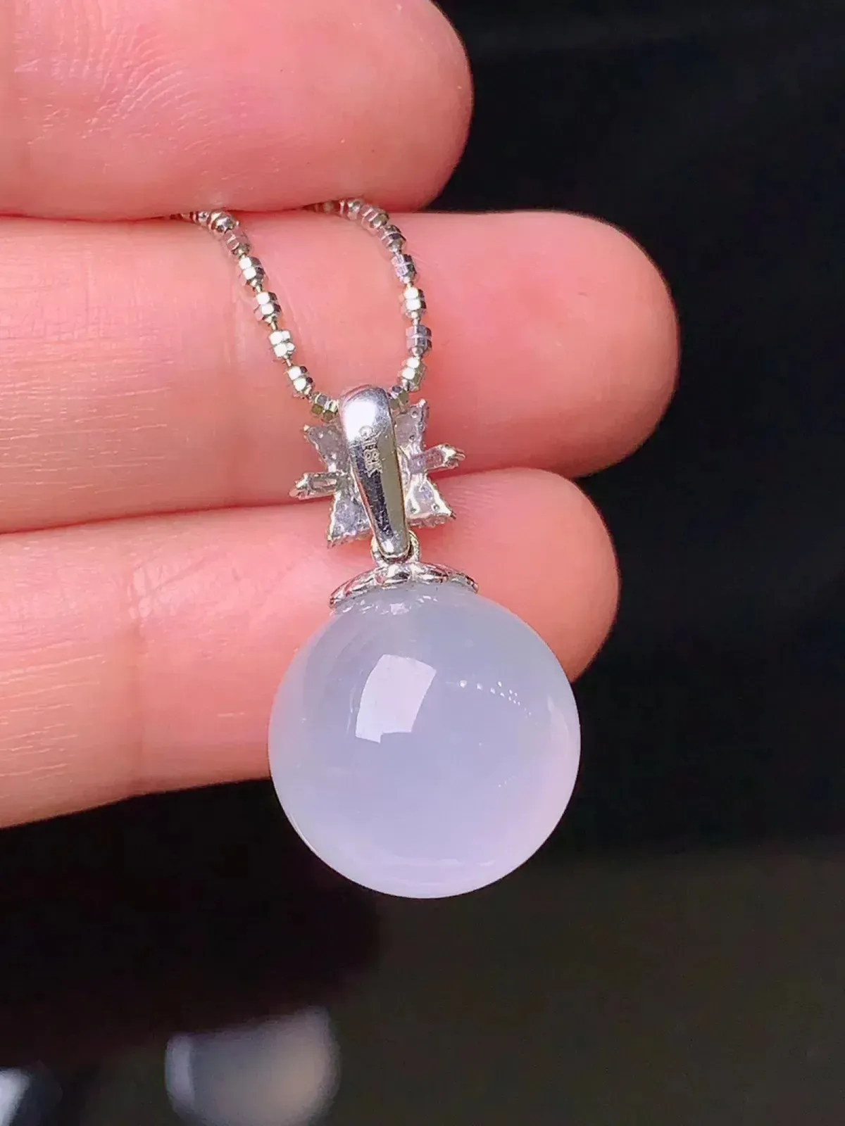 18k金钻镶嵌冰种圆珠吊坠 玉质细腻 色泽艳丽 整体尺寸23*13.5