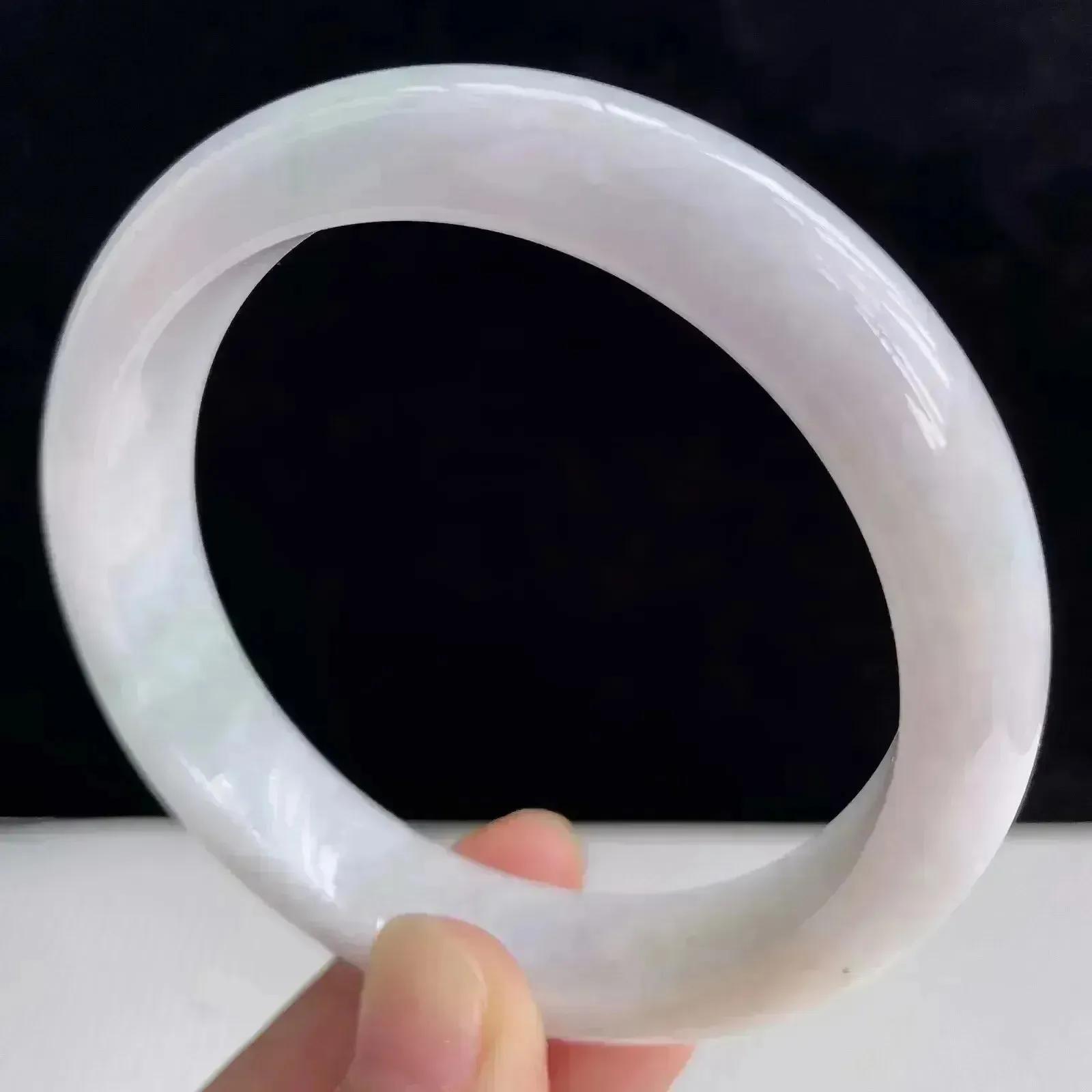 天然翡翠A货拍卖浅绿秀气56圈口玉手镯 50.89克