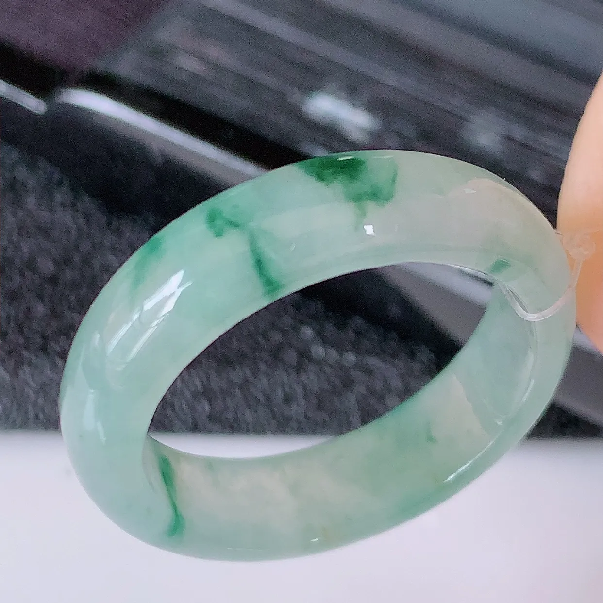 自然光实拍，18mm内径冰种飘花翡翠指环，玉戒指，玉质莹润，好精美好冰润的指环，17圈口，上手纤巧！#49.16尺寸 18*5.5*2.8mm