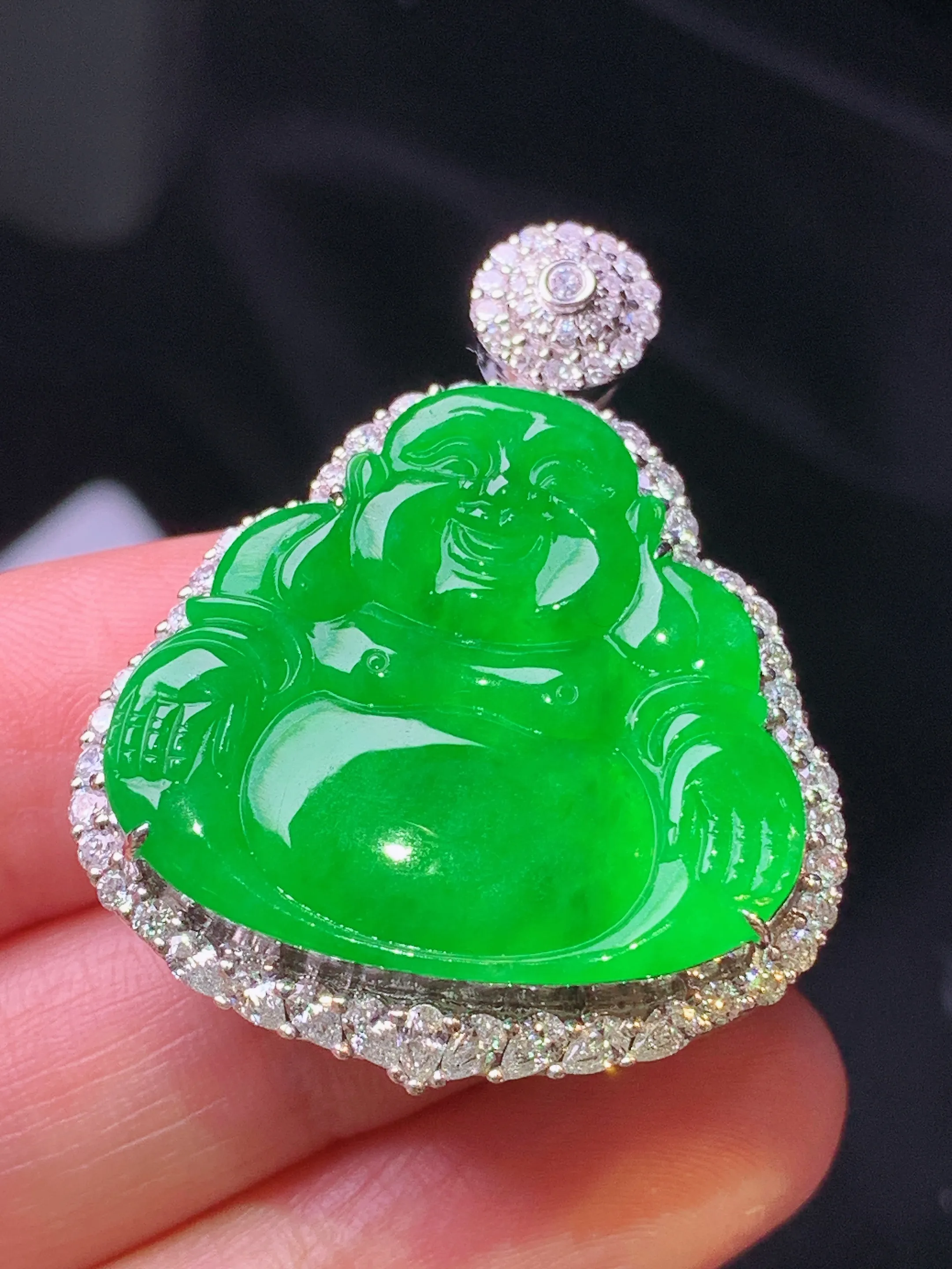 18k金钻镶嵌满绿佛公吊坠 玉质细腻 色泽清新艳丽 整体尺寸38.5*30.2*10.8