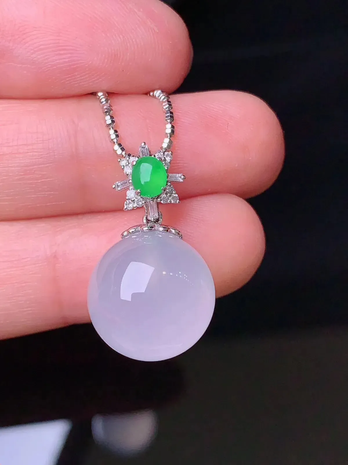 18k金钻镶嵌冰种圆珠吊坠 玉质细腻 色泽艳丽 整体尺寸23*13.5