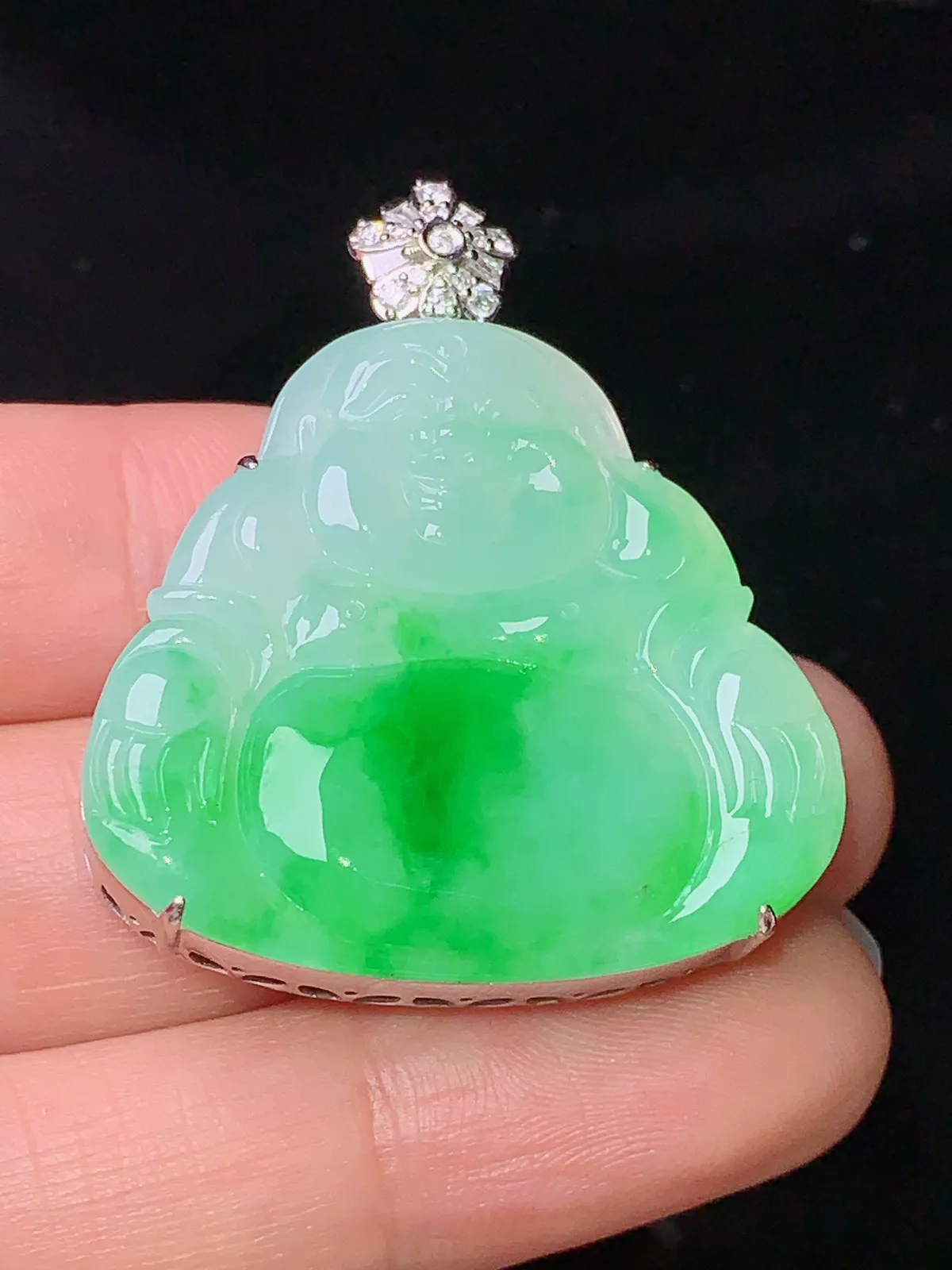 18k金钻镶嵌飘绿佛公吊坠 玉质细腻 色泽艳丽 整体尺寸38.3*32*8.7