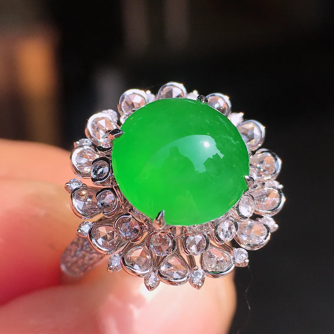 正阳绿蛋面戒指，色泽均匀艳丽，玉质细腻，荧光感超
强，饱满圆润，尽显优雅气质，18k
金豪华镶嵌