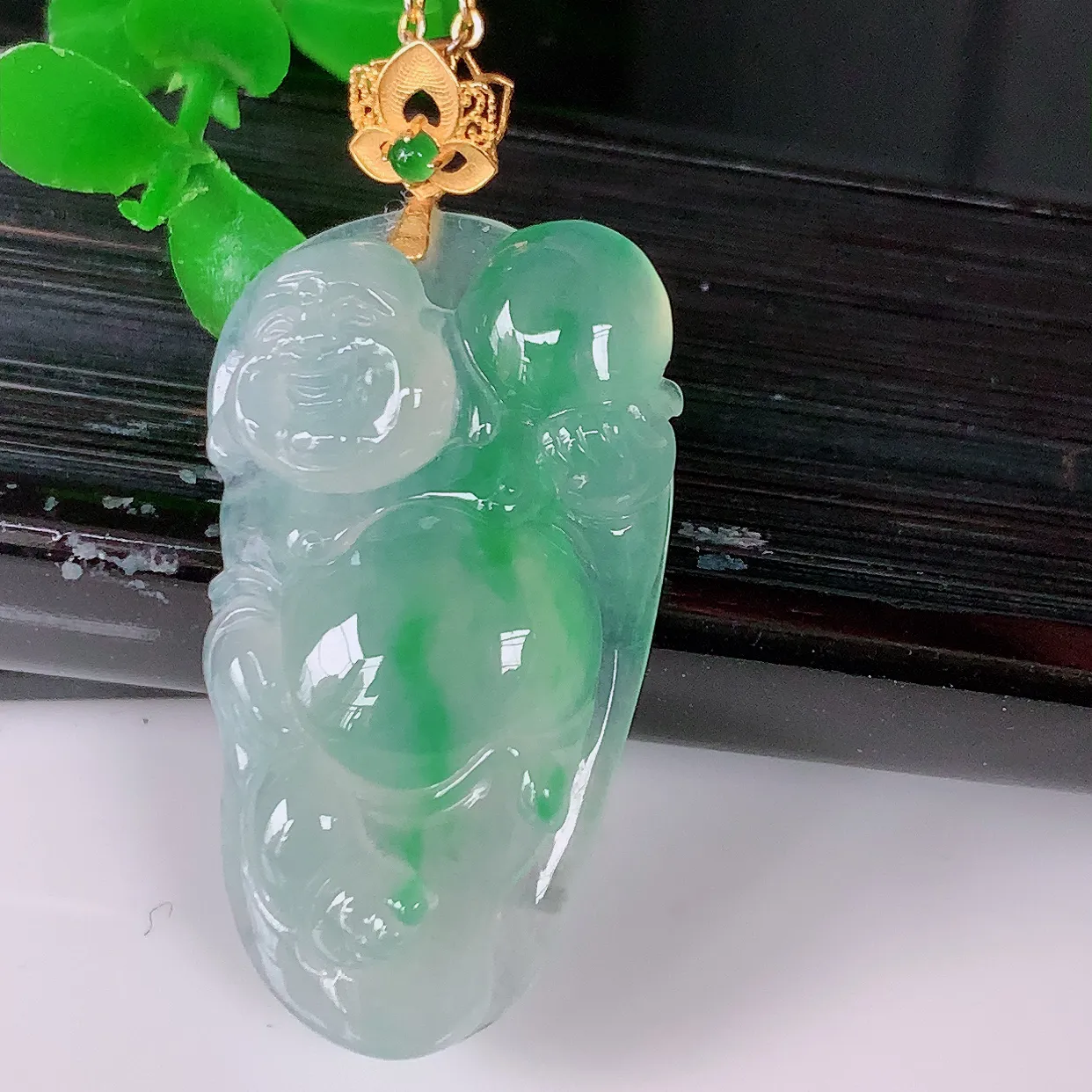 自然光实拍，18K金镶嵌冰种飘绿翡翠逍遥布袋佛吊坠，代代有钱，水足丰盈，盈满欢喜， 配戴送礼佳品！#1.22整体37.8裸石31.5*18*5.5