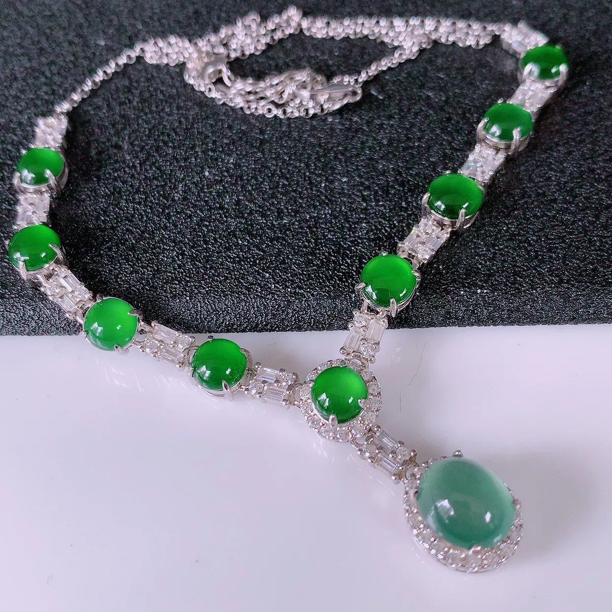 冰透满绿翡翠925银镶嵌项链，自然光实拍，翠色灵动，颜色漂亮，种老水足，品相佳，佩戴佳品！#97.16取一整体11.5-10-8.8 裸石8.8*8mm