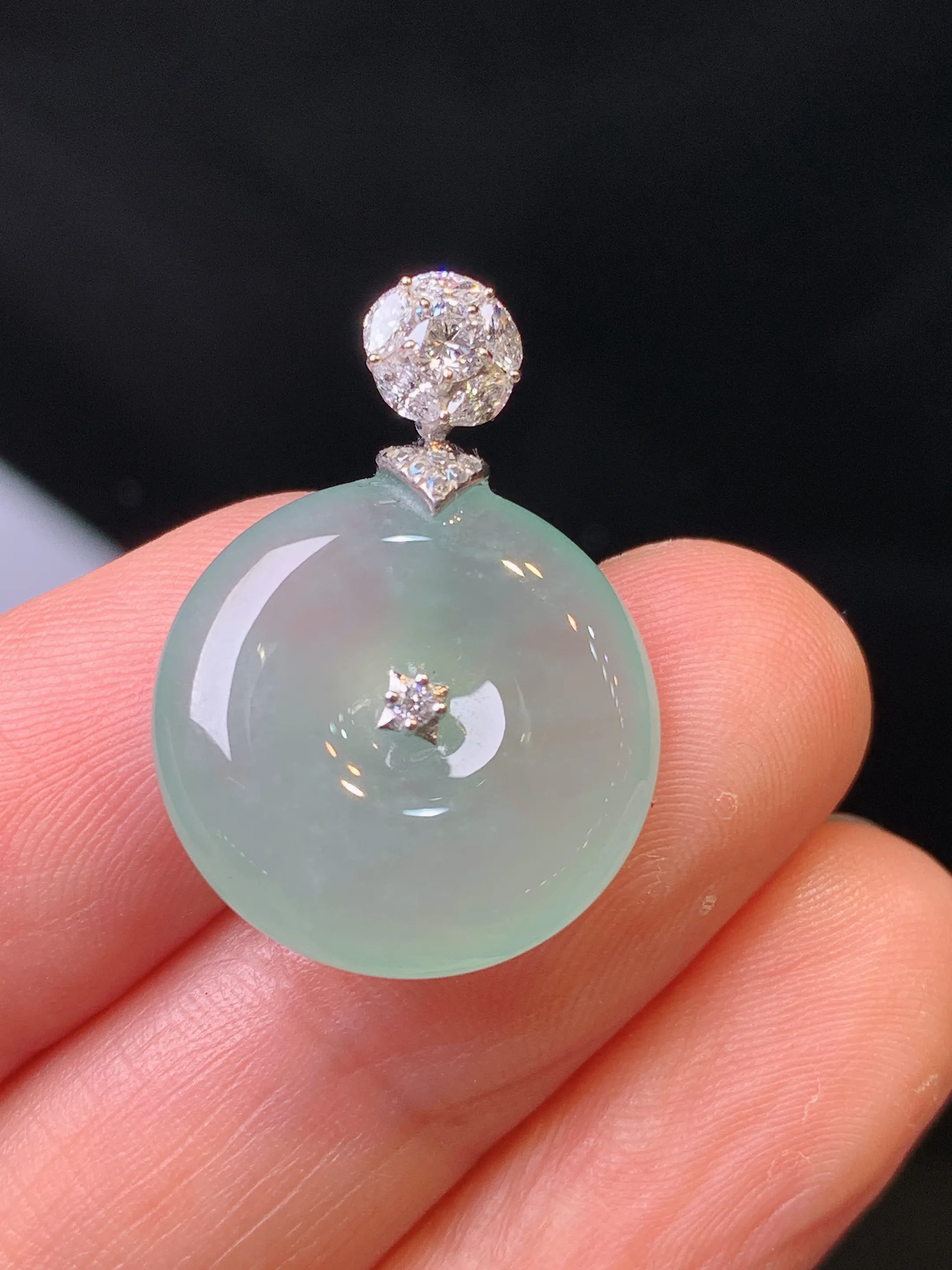 18k金钻镶嵌冰种平安扣吊坠 玉质细腻 色泽清新艳丽 整体尺寸25*18*5.2