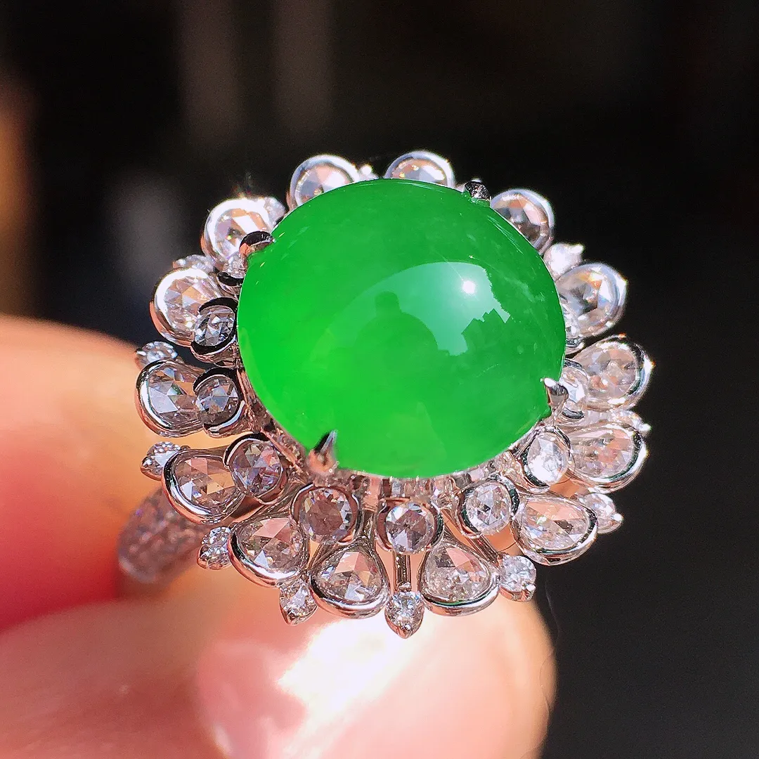 正阳绿蛋面戒指，色泽均匀艳丽，玉质细腻，荧光感超
强，饱满圆润，尽显优雅气质，18k
金豪华镶嵌