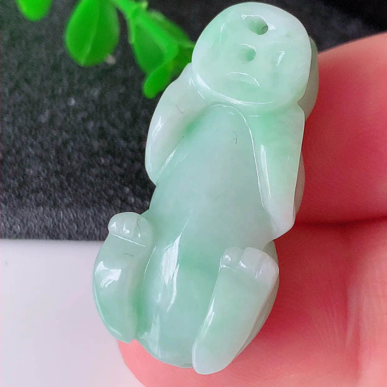 自然光实拍，水润飘绿翡翠生肖玉兔吊坠，翠色灵动，玉质细腻，颜色漂亮， 品相佳， 佩戴佳品！#87.16