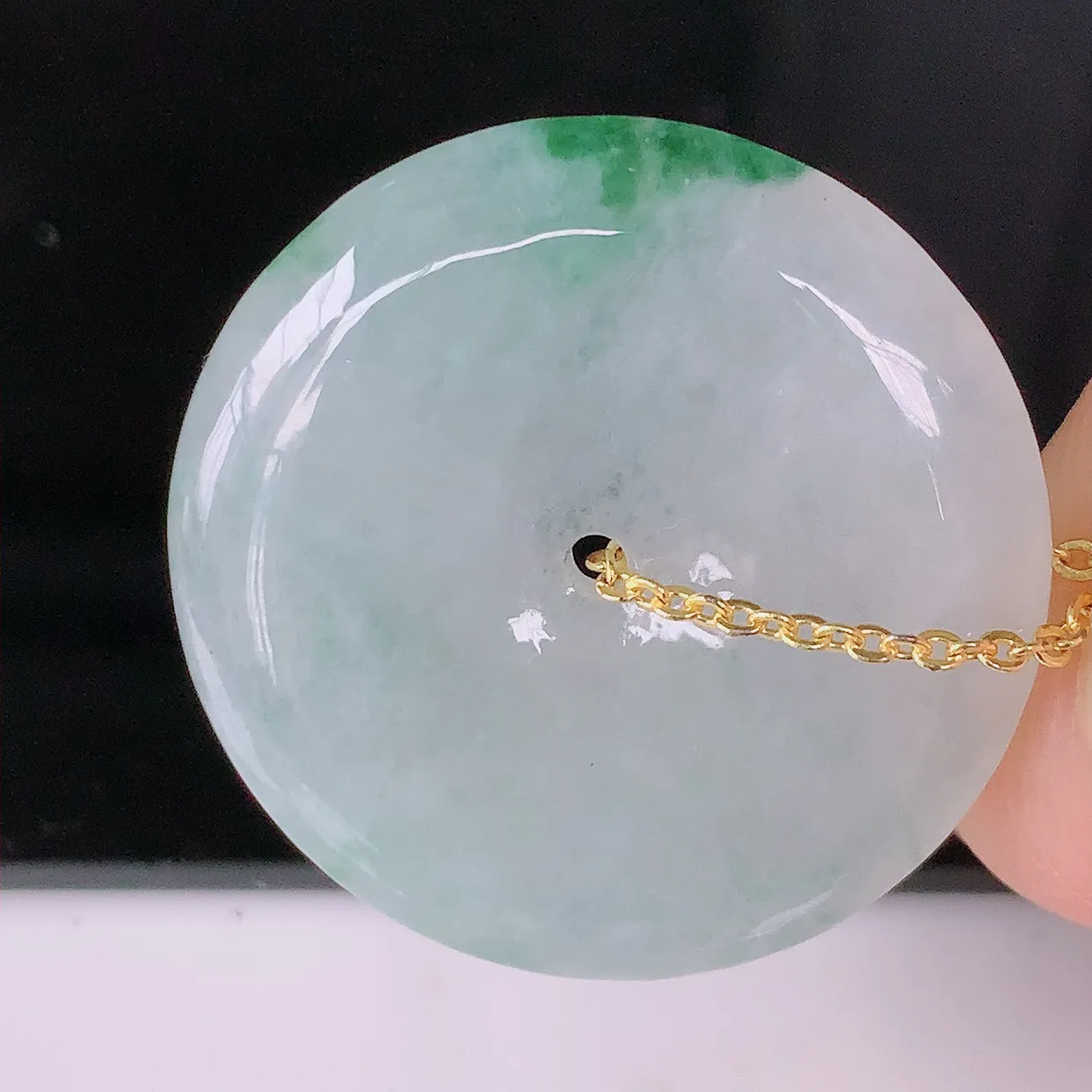 自然光实拍，冰润飘花平安扣翡翠吊坠，种老水足，雕工精湛 ，寓意美好， 佩戴时尚出众！#81.22