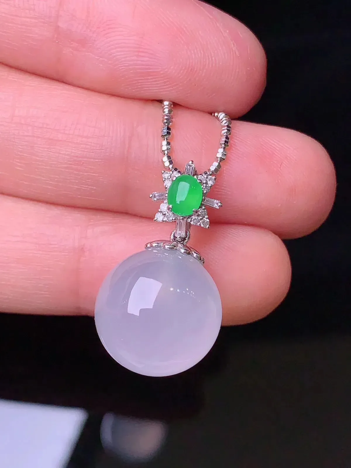 18k金钻镶嵌冰种圆珠吊坠 玉质细腻 色泽艳丽 整体尺寸23*13.5