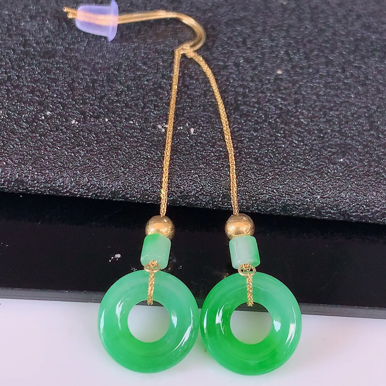 18k金镶嵌冰飘绿翡翠平安扣耳坠，沁人心脾，耳坠佩戴效果大气出众，尽显气质。种水好，胶感足，颜相当漂