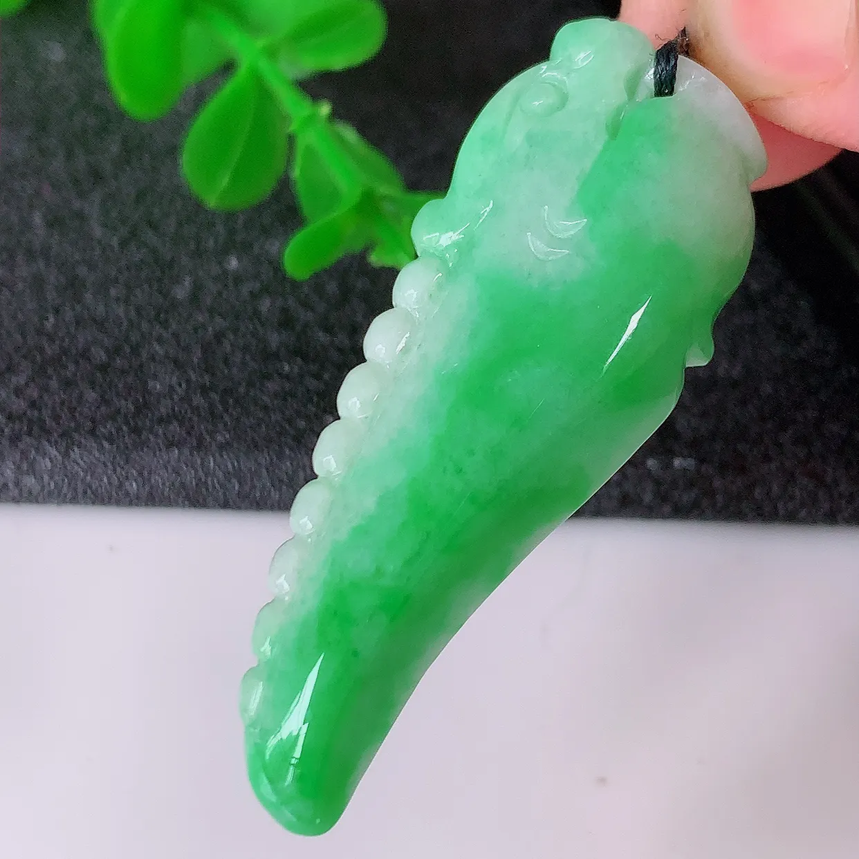 自然光实拍，水润飘绿翡翠招财龙牙吊坠，翠色灵动，玉质细腻，颜色漂亮， 品相佳， 佩戴佳品！#87.1