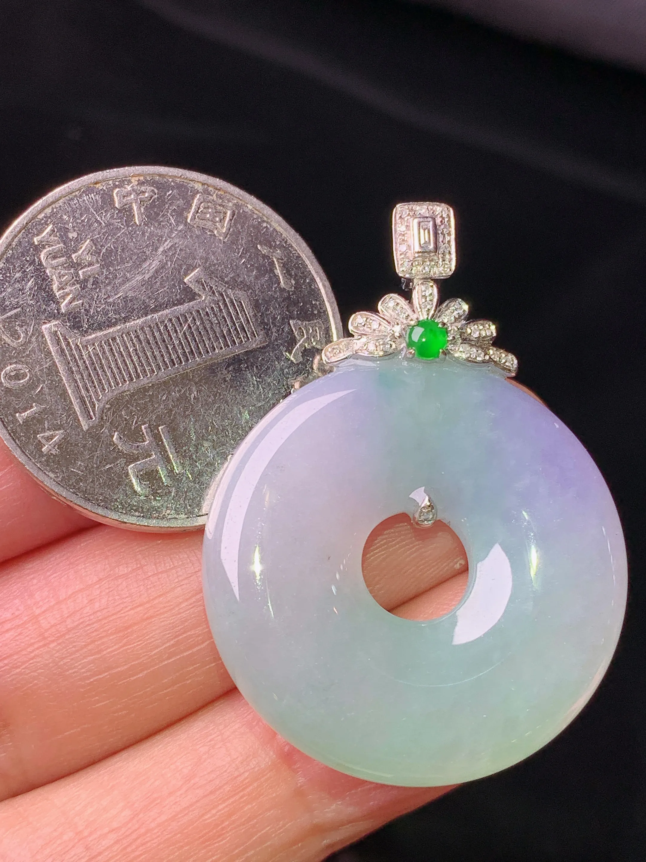 18k金钻镶嵌淡春彩平安环吊坠 玉质细腻 色泽清新艳丽 整体尺寸37.5*27*5.7