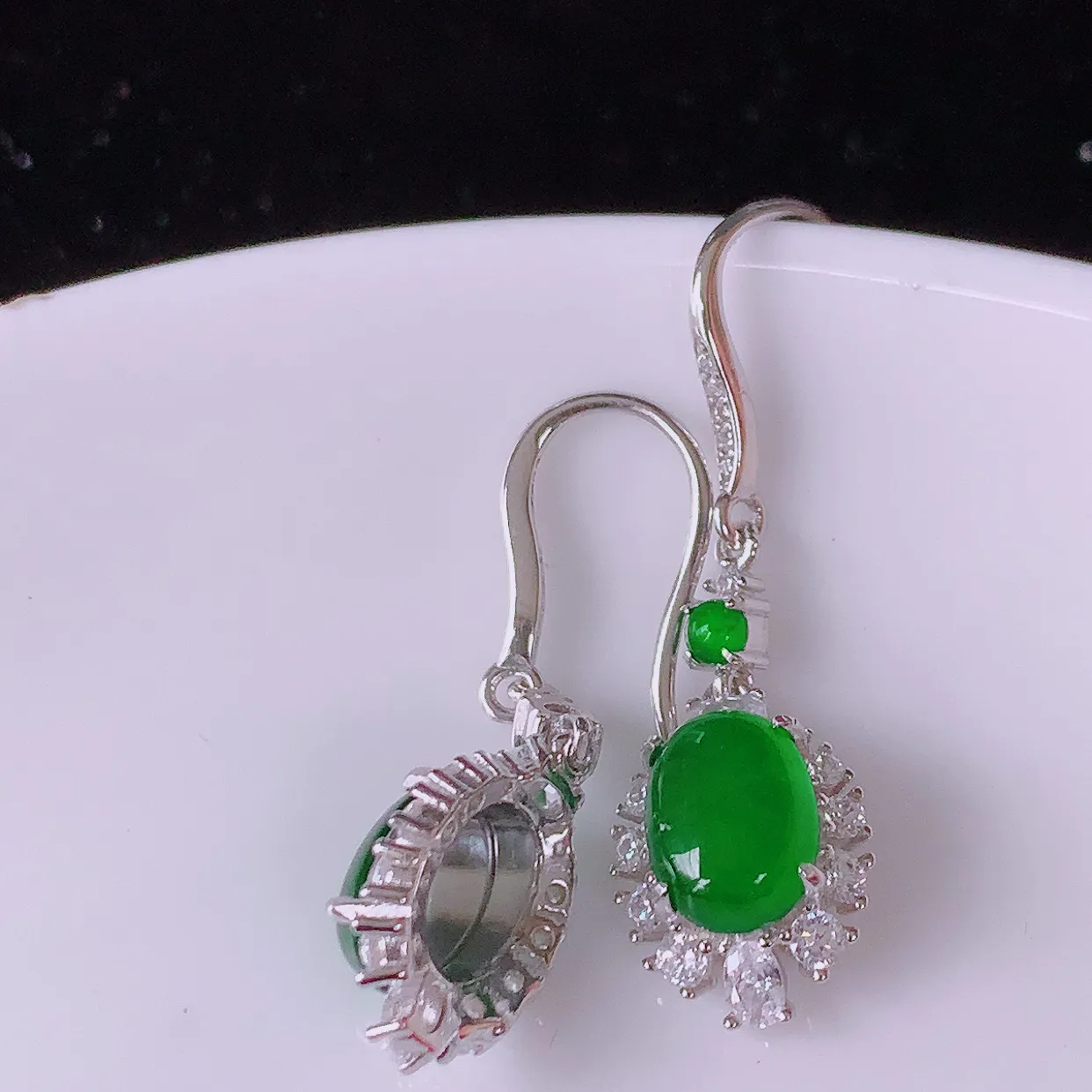 冰透满绿翡翠925银镶嵌耳坠，自然光实拍，翠色灵动，颜色漂亮，种老水足，品相佳，佩戴佳品！#97.22整体32*9.5*5.8 裸石8* 6