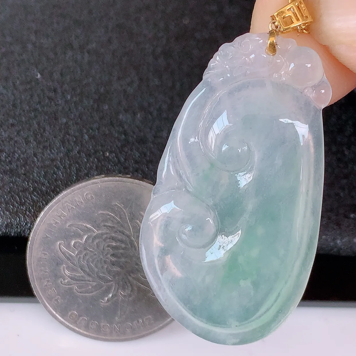 自然光实拍，18k金镶嵌冰种翡翠如意吊坠，款式新颖时尚，日常百搭的款。清秀高雅，佩戴优雅高贵！#41.22整体45*裸石39.5*22*3.8