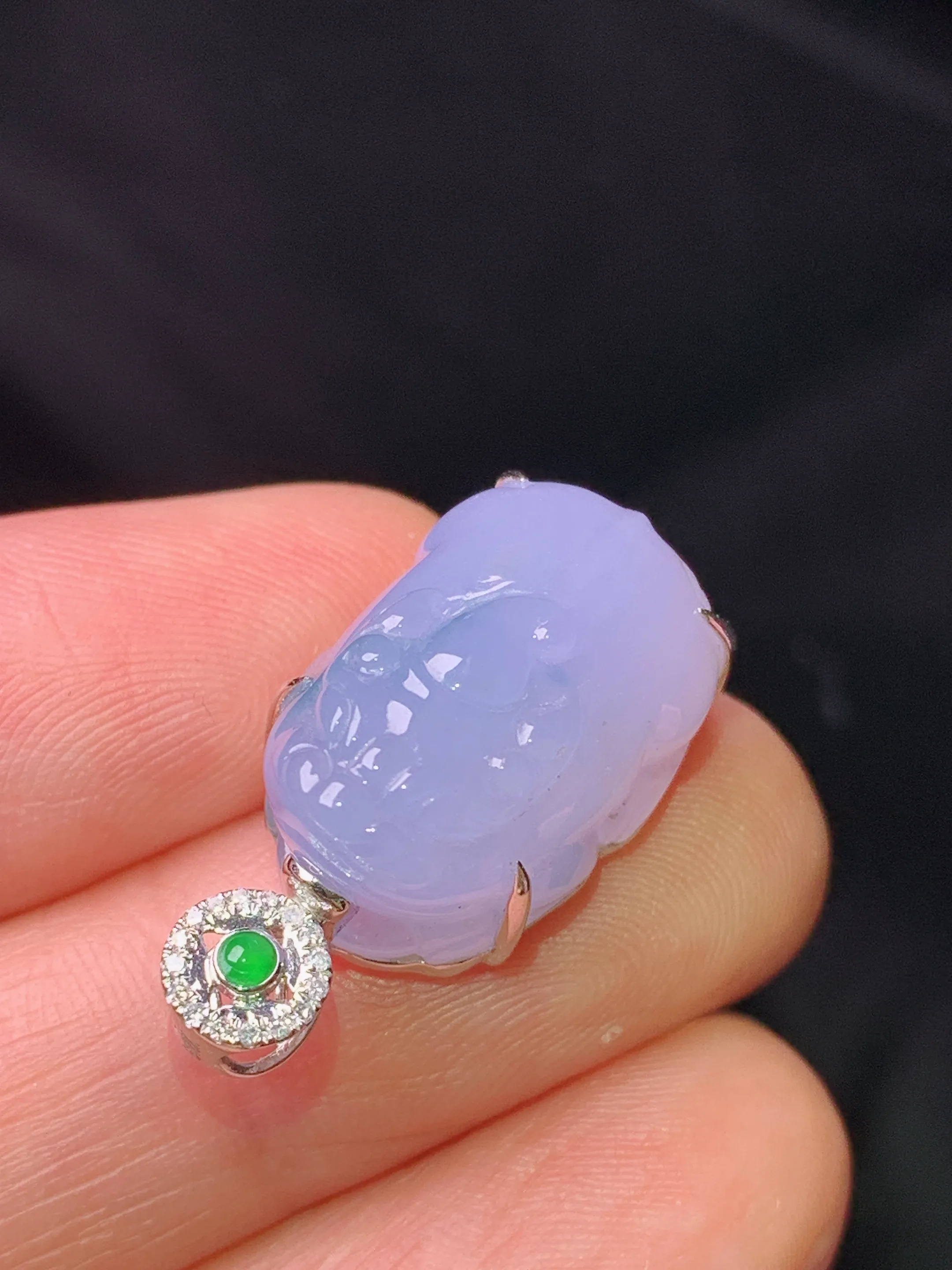 18k金钻镶嵌紫罗兰貔貅吊坠 玉质细腻 色泽清新艳丽 整体尺寸24.7*12.5*11.5