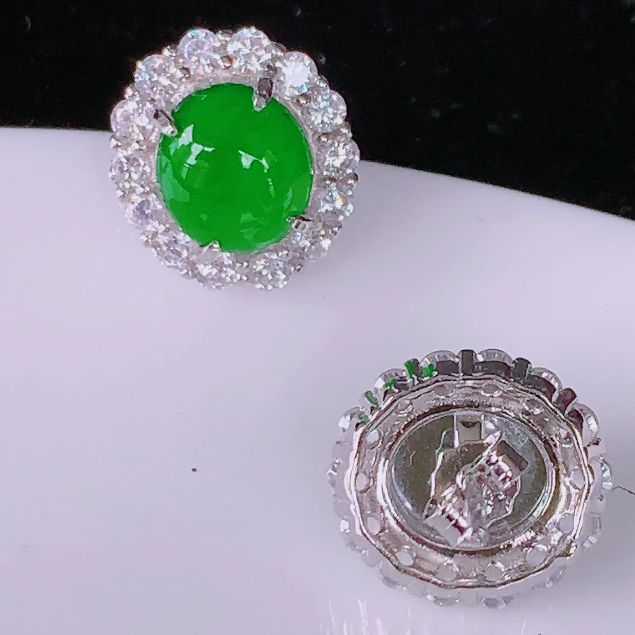 冰透满绿翡翠925银镶嵌耳钉，自然光实拍，翠色灵动，颜色漂亮，种老水足， 品相佳，佩戴佳品！#97.22整体16.5*11-12* 裸石8*6.8