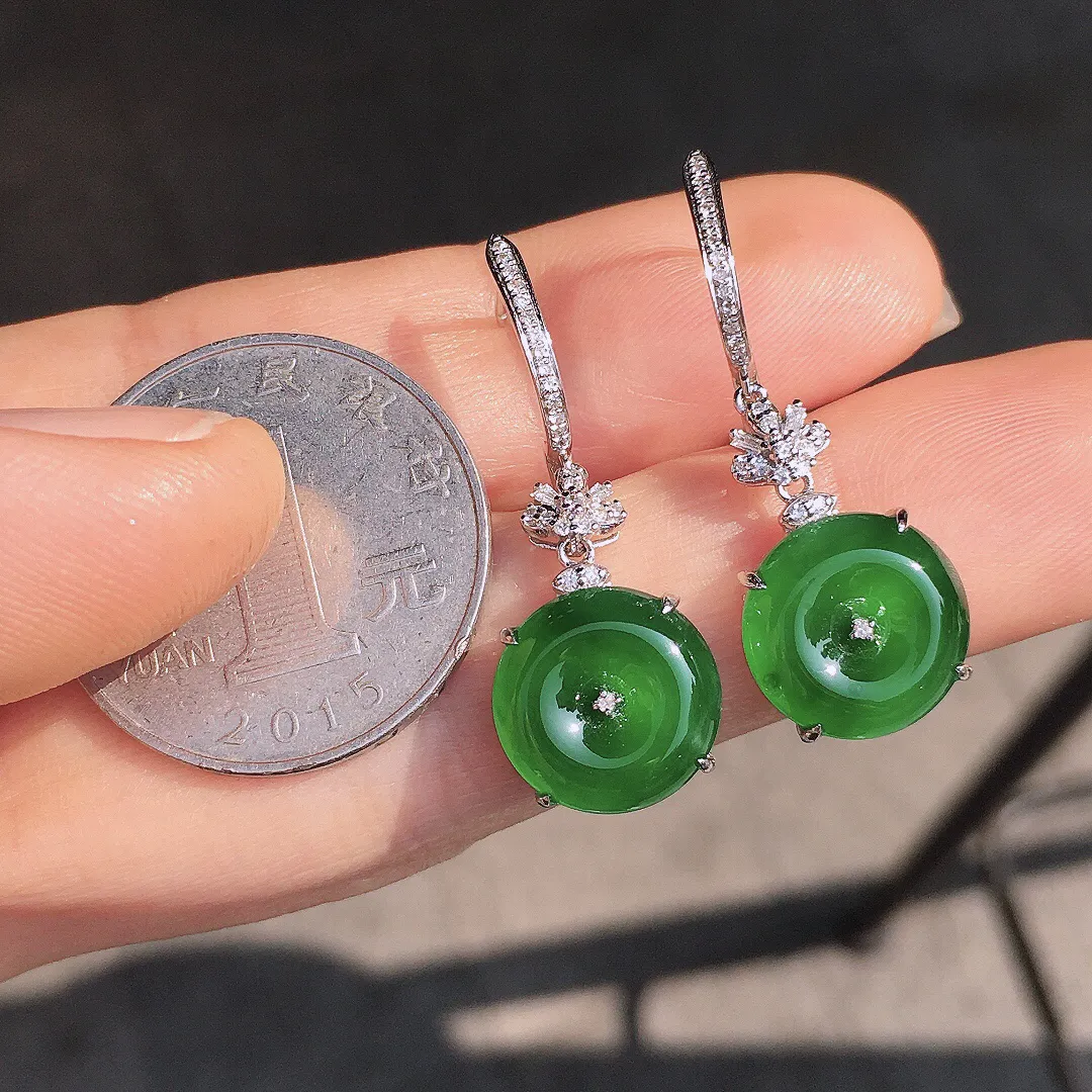 满绿平安扣耳坠，色泽均匀艳丽，玉质细腻，荧光感超
强，饱满圆润，尽显优雅气质，18k
金豪华镶嵌