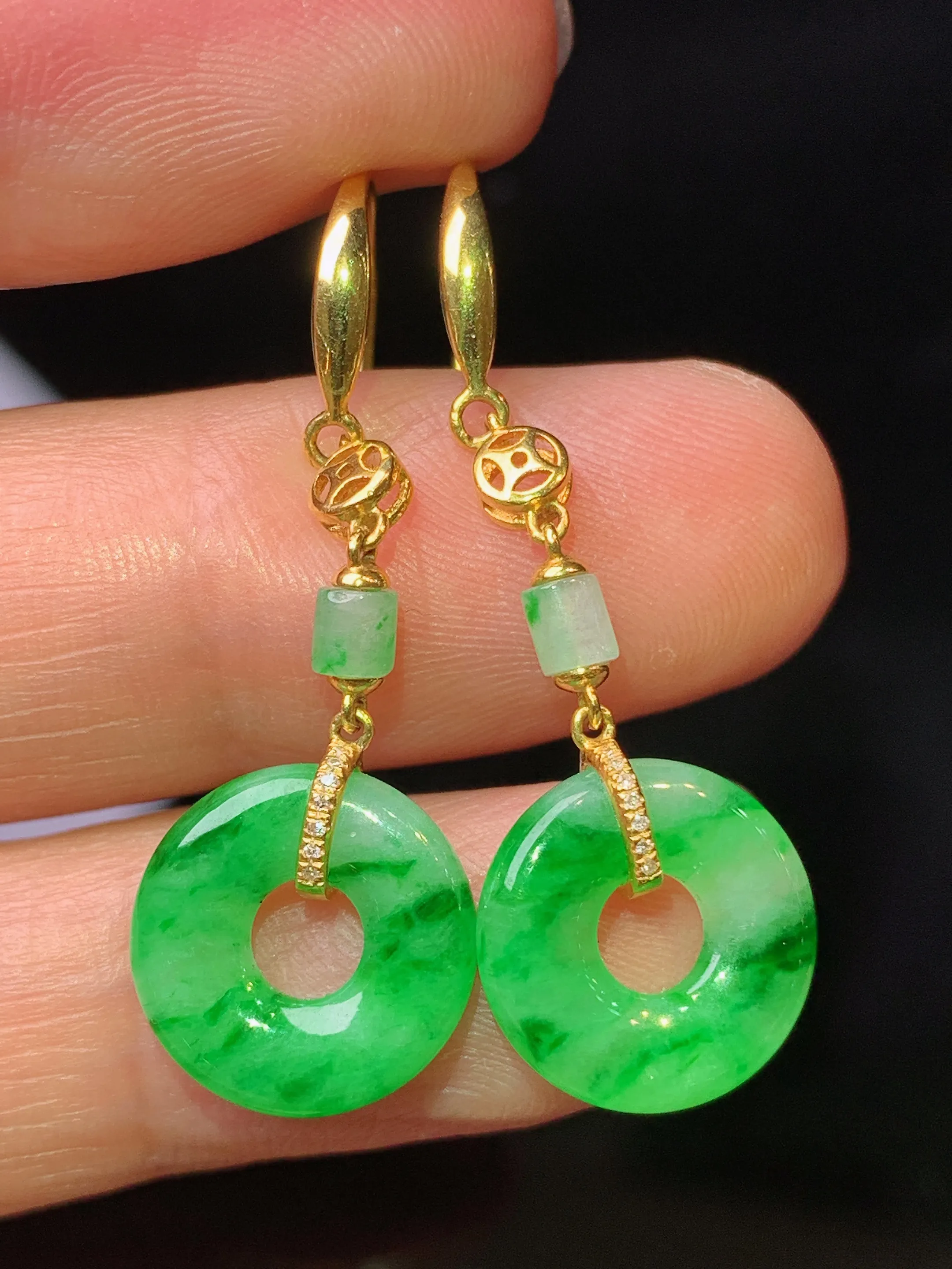 18k金镶嵌翠绿平安扣耳坠 玉质细腻 色泽清新艳丽 整体尺寸37*12*2.8